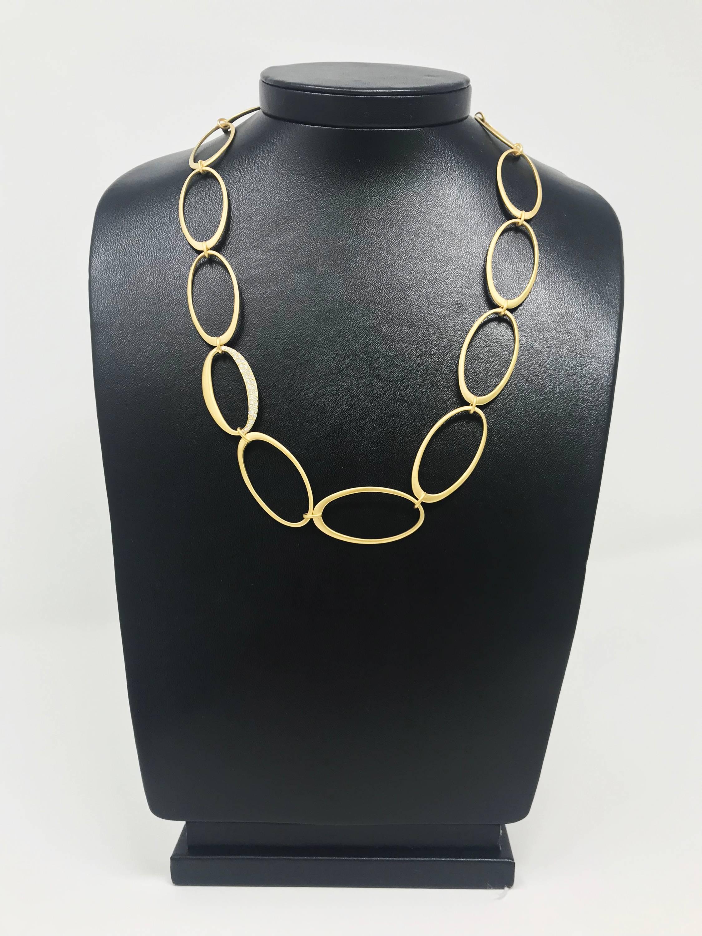 Seamlessly intertwined oval links in satin-finished 18 karat yellow gold gracefully create a sense of easy sophistication. This luminous golden statement necklace is further accented by a center link dazzled on both sides in 1.02 carats of GH-VS