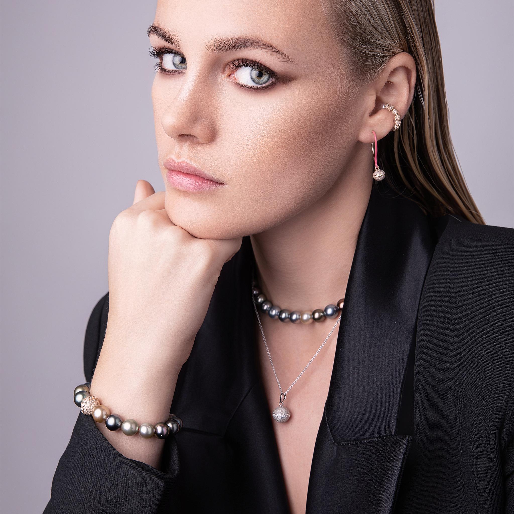 Moderno Pendiente Pavé de Diamantes 18k YG con Perlas Akoya Corte brillante en venta