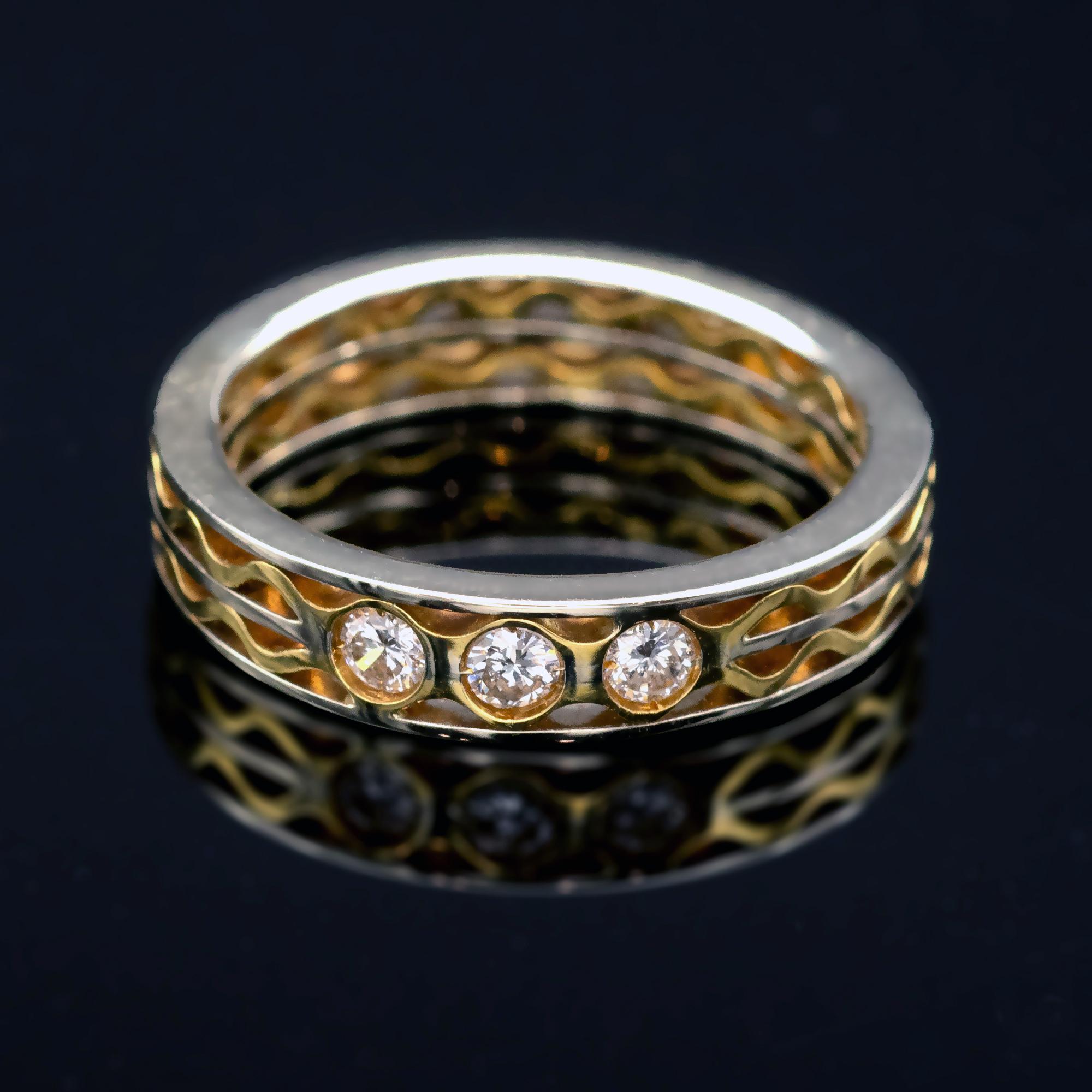 Exquisite hand made contemporary wedding band. Two-tone 18 Karat Gold in a wave pattern showcasing Three diamonds ( Approx. 0.20 carat- F/G VS ). Excellent make, modern design ; the result is striking.

Details: 
Ring Size: 53,5 EU - 6¾