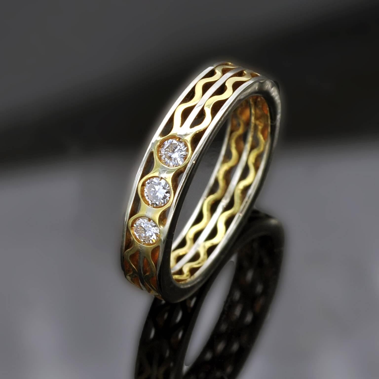 Contemporain Bague d'éternité à trois pierres en or bicolore 18 carats avec diamants en vente