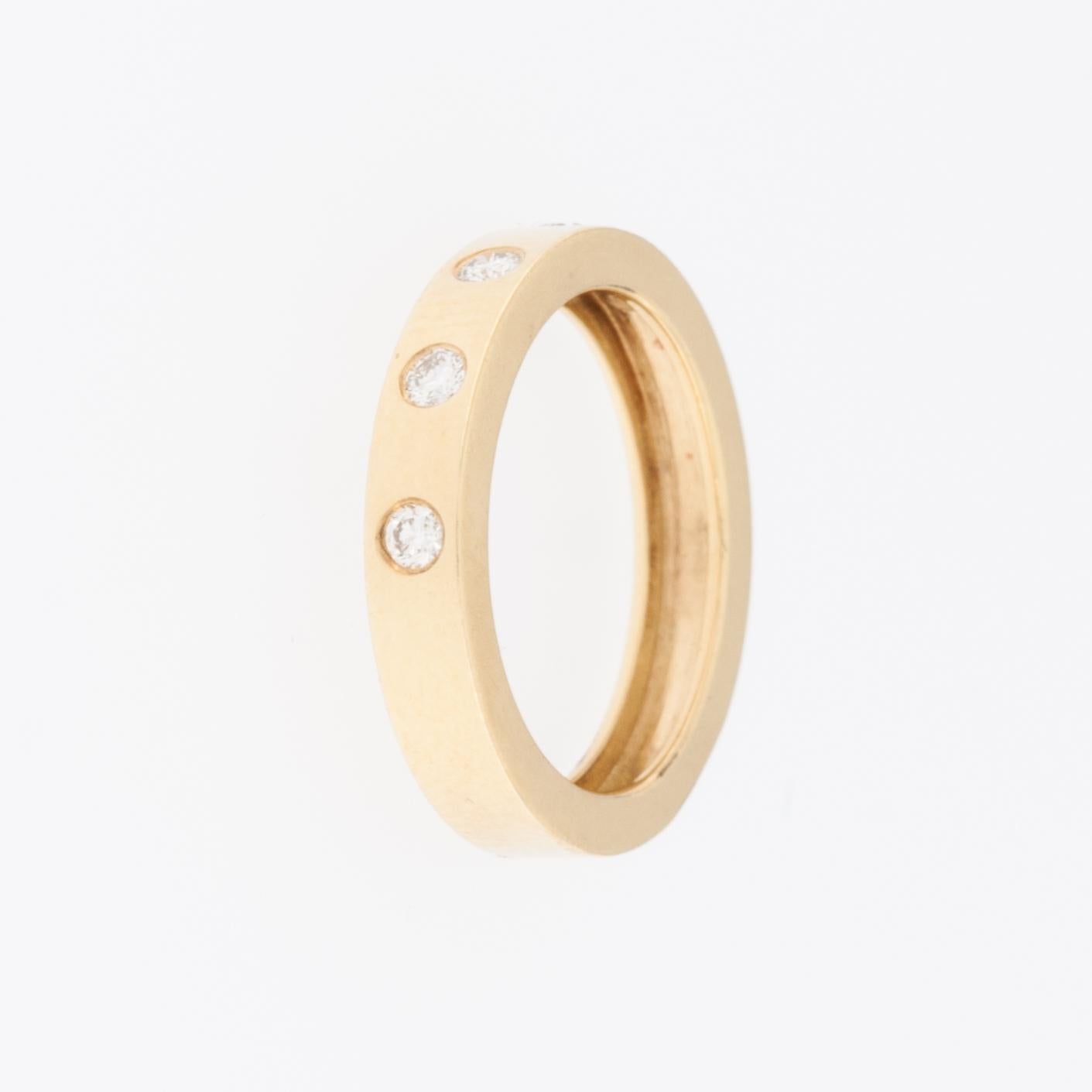 Moderne Bague moderne en or jaune 18 carats avec diamants en vente