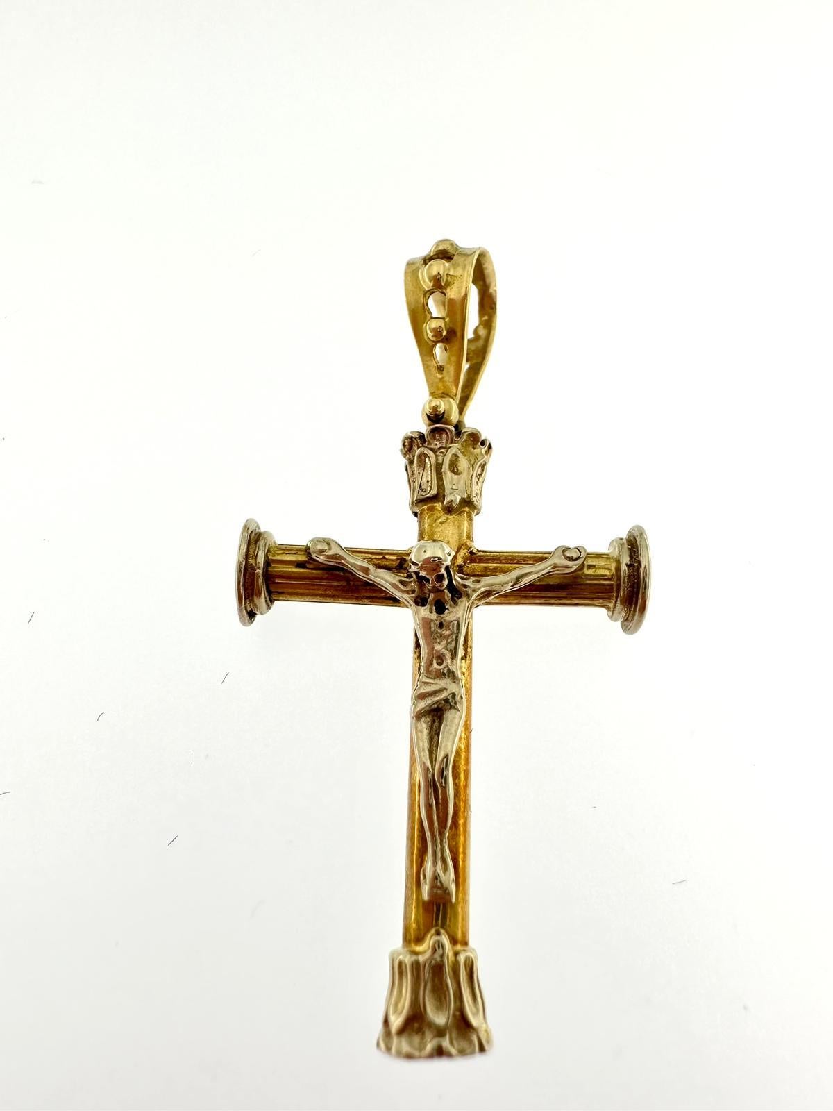 Dieses moderne Kruzifix wurde in Vicenza, Italien, von der Goldschmiedefirma 