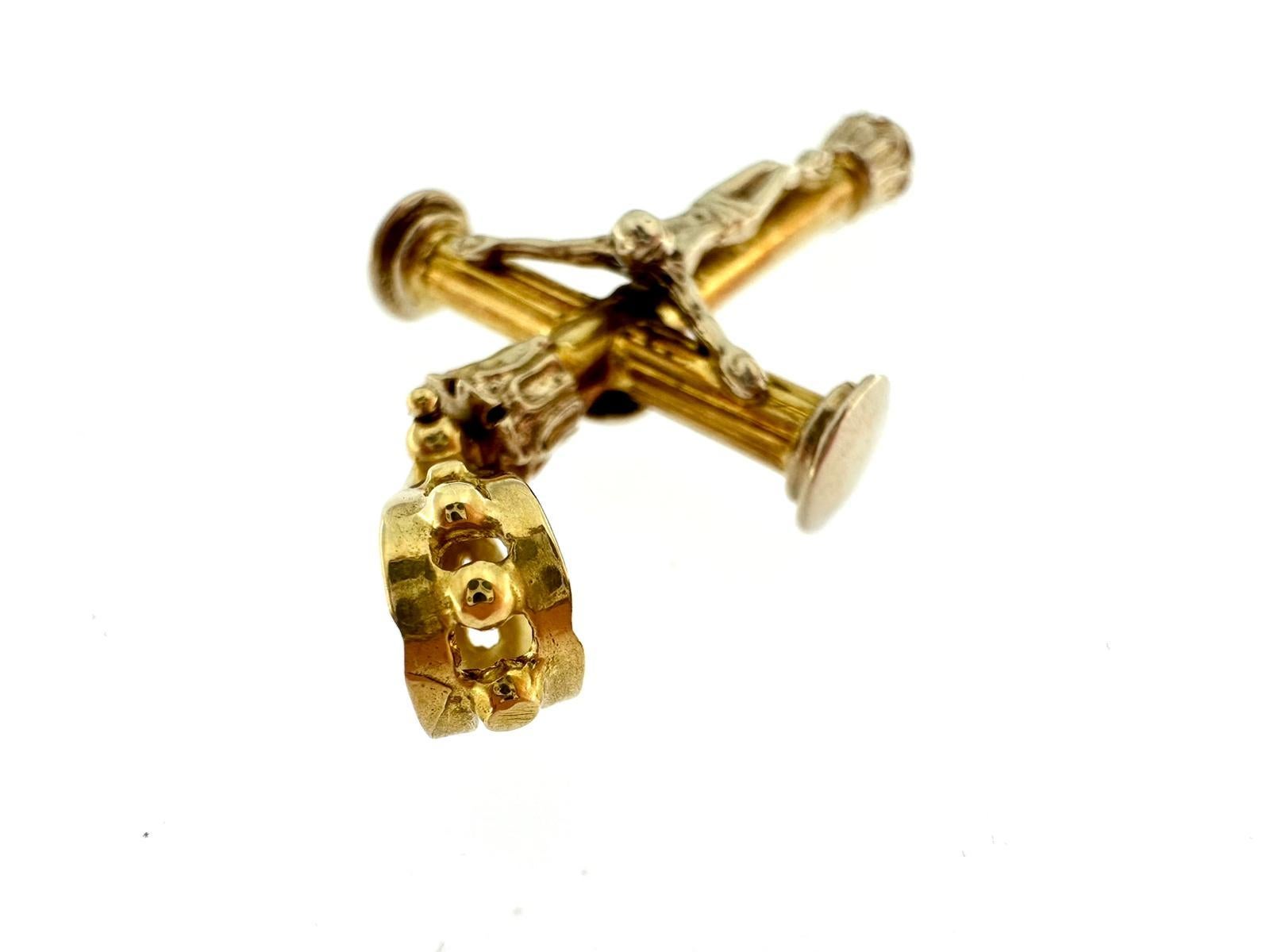 Modernes italienisches Kruzifix aus 18 Karat Gelbgold 1