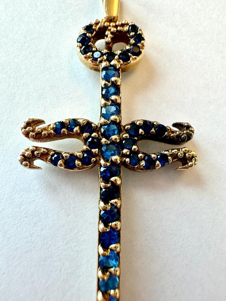 Modernes spanisches Kreuz aus 18 Karat Gelbgold mit blauen Zirkonen und Halbmonden an den Enden  im Angebot 2