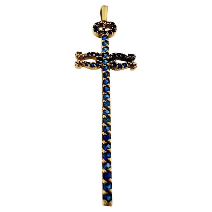 Modernes spanisches Kreuz aus 18 Karat Gelbgold mit blauen Zirkonen und Halbmonden an den Enden  im Angebot