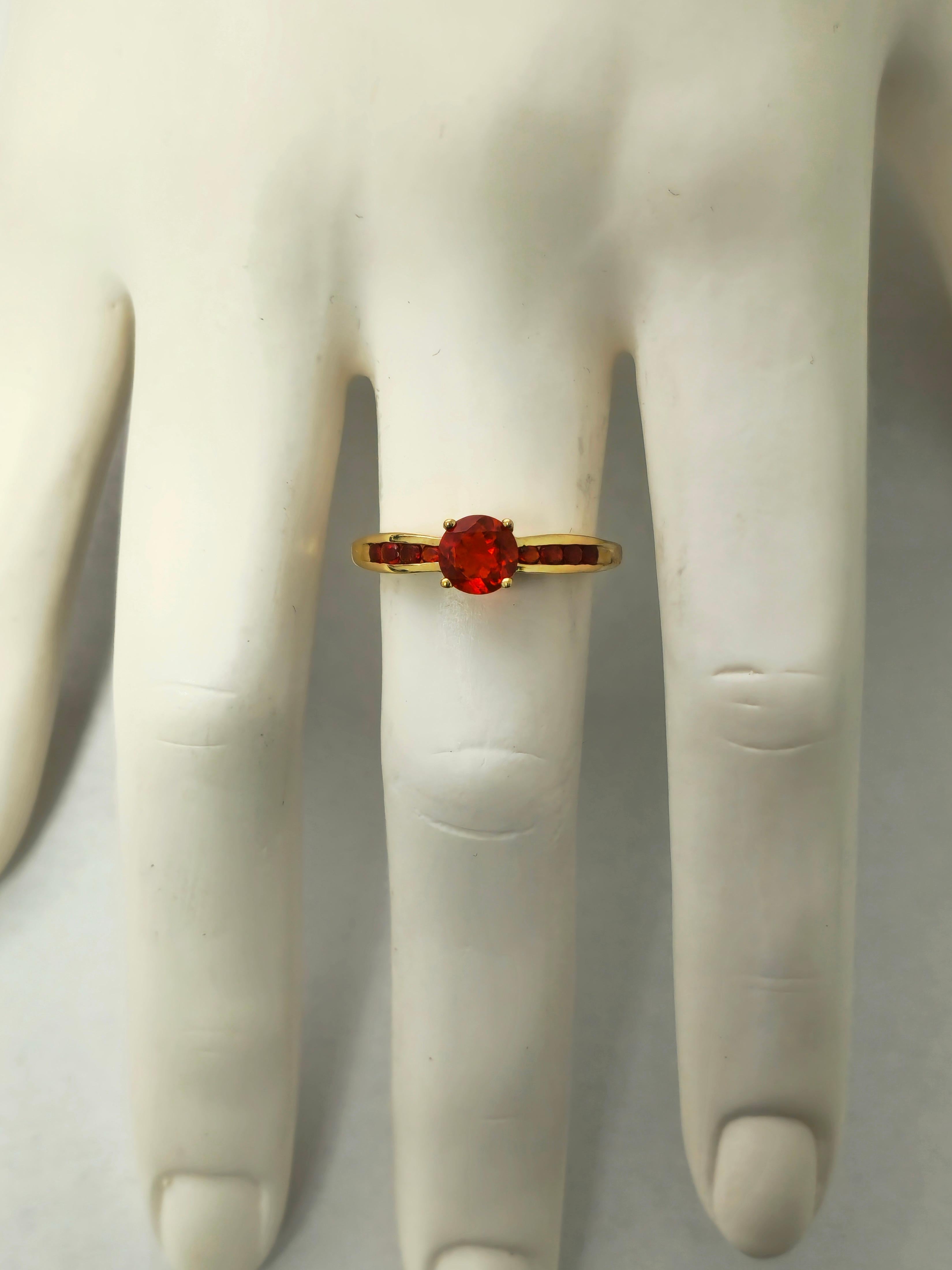 Contemporary Modern 1.90 Carat Orange Sapphire in 14k Yellow Gold Ring  For Sale