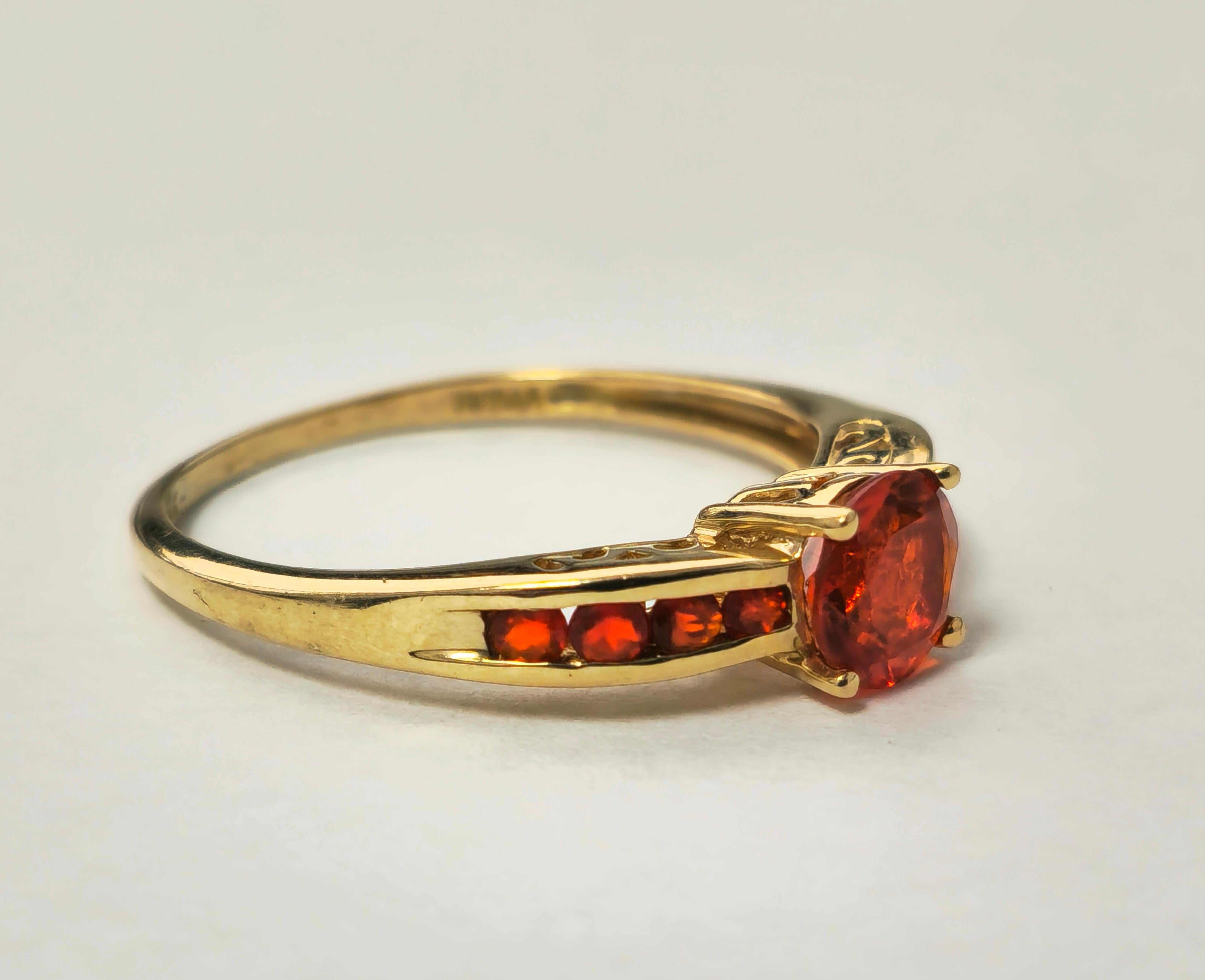 Modern 1.90 Carat Orange Sapphire in 14k Yellow Gold Ring  In Excellent Condition For Sale In Miami, FL