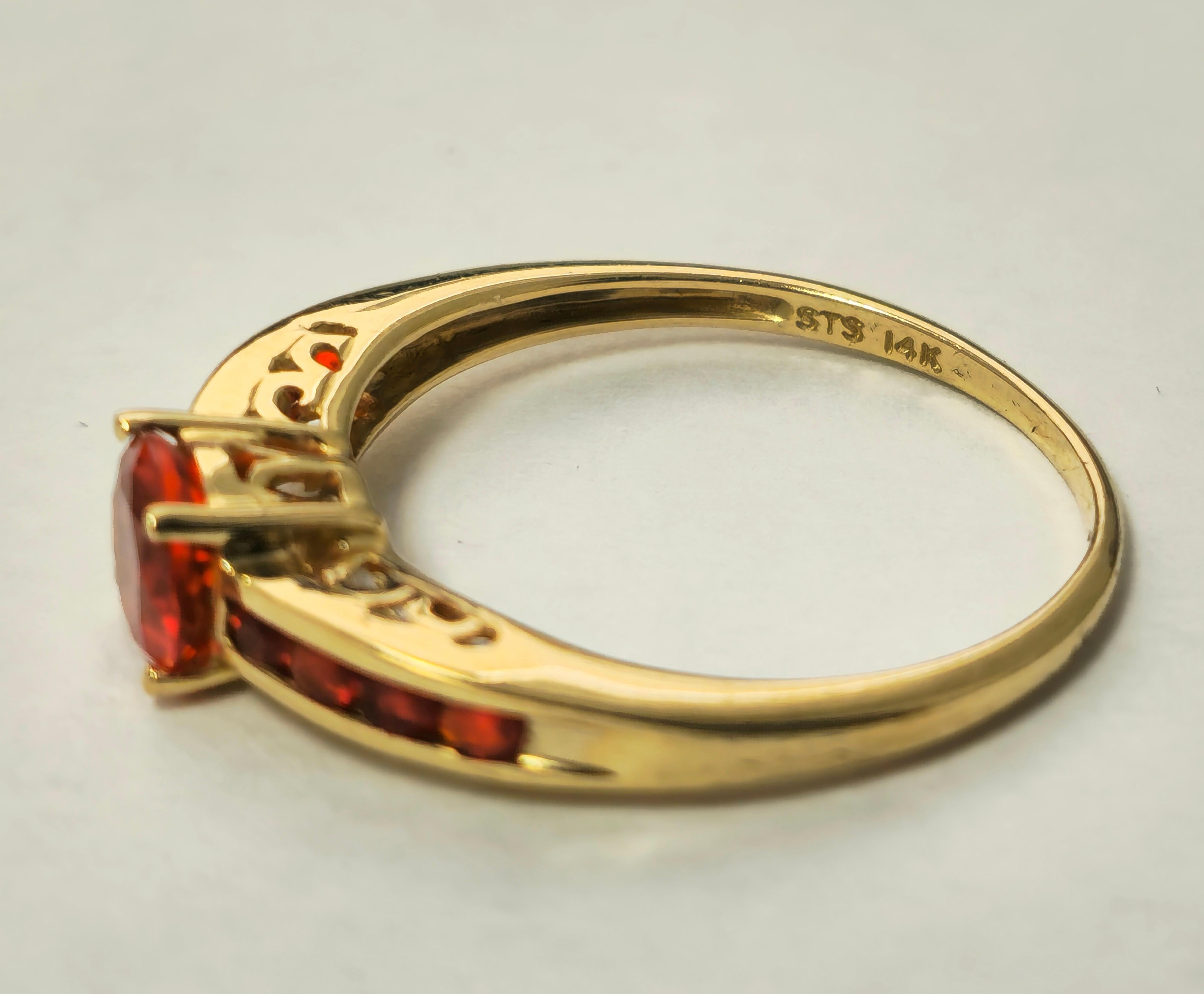 Women's Modern 1.90 Carat Orange Sapphire in 14k Yellow Gold Ring  For Sale