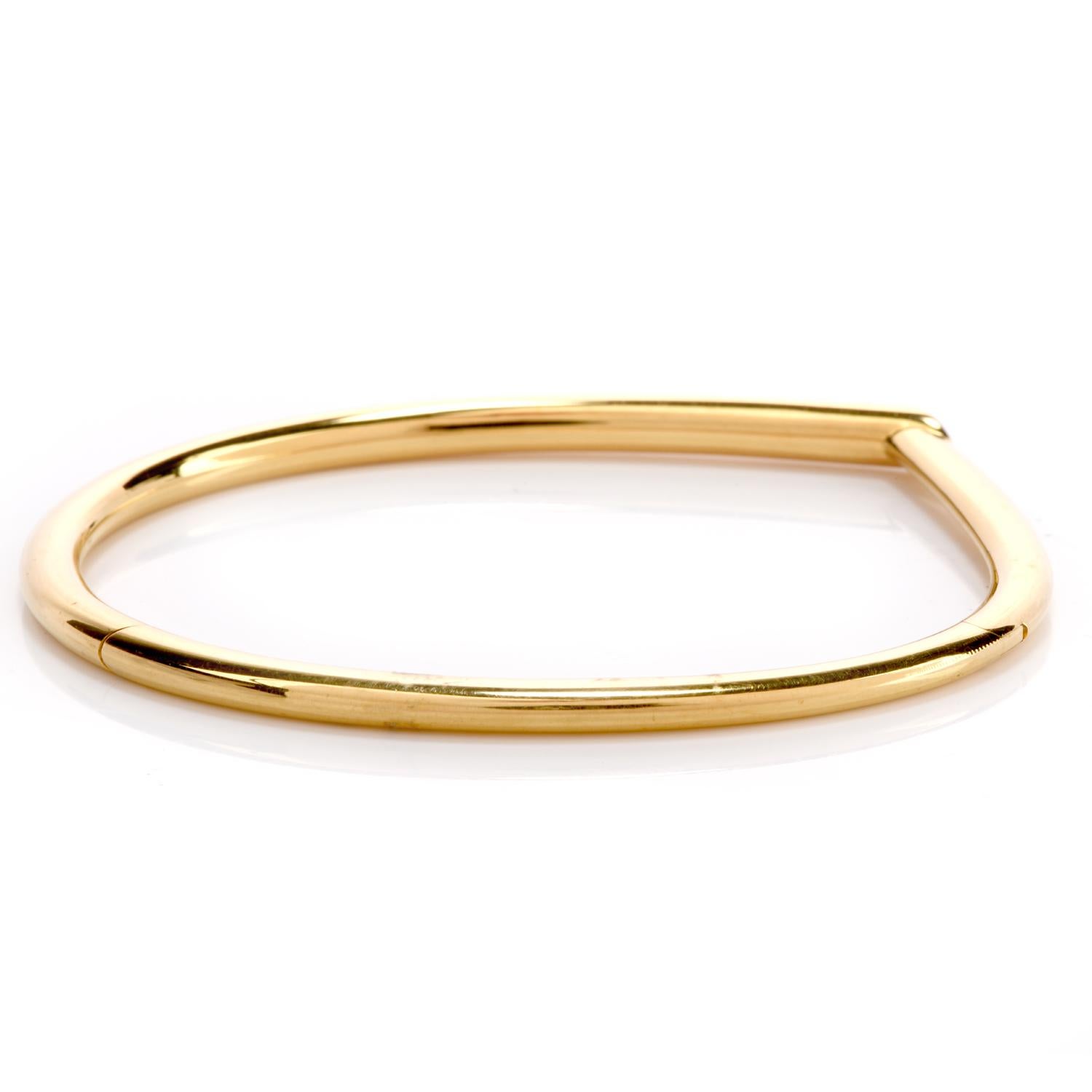 Modern 1980s Diamond 18 Karat Solid Yellow Gold Bangle Bracelet In Excellent Condition In Miami, FL