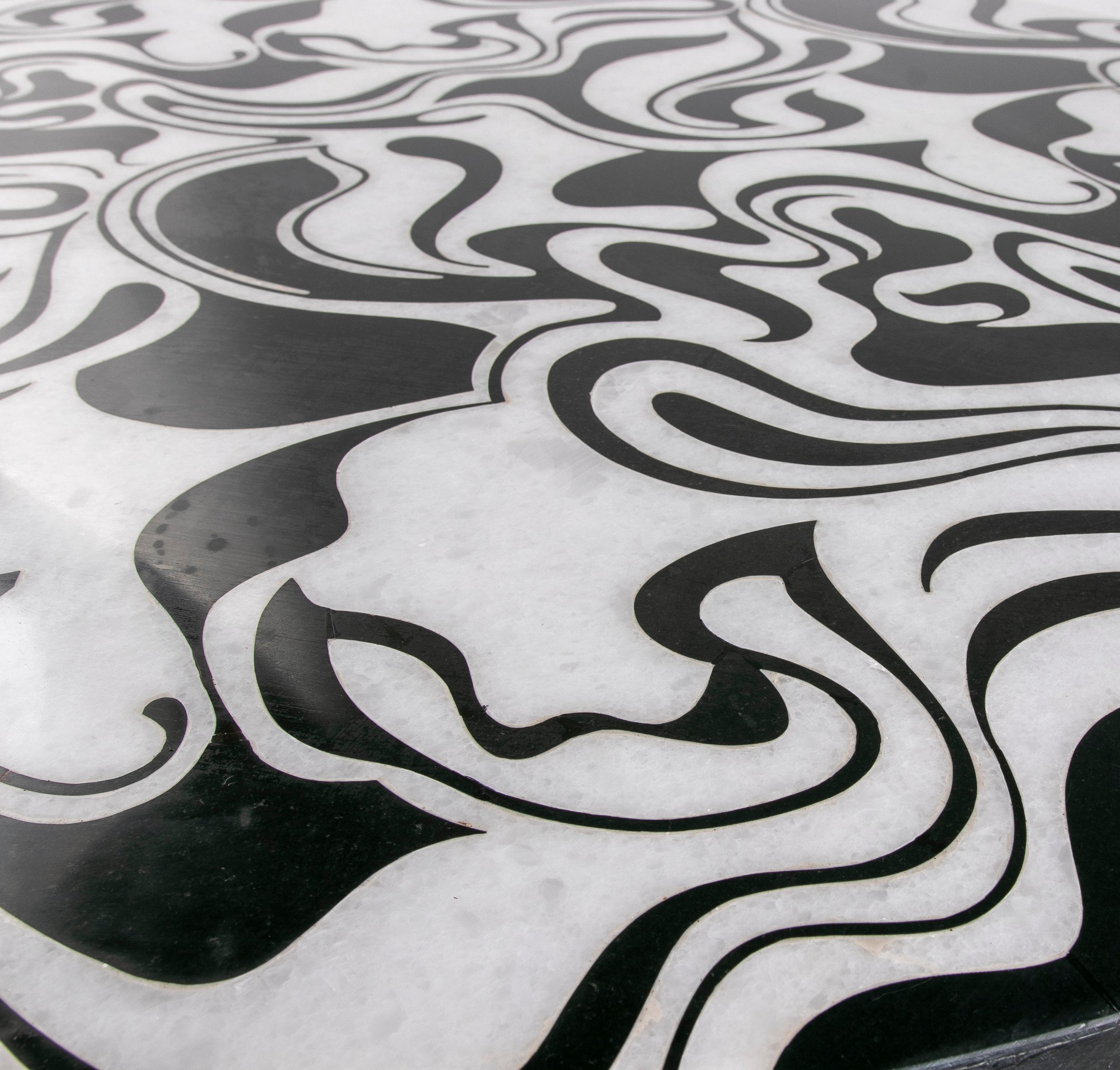 XX secolo Moderno tavolo rotondo in marmo bianco a mosaico spagnolo degli anni '90 con intarsio nero astratto in vendita