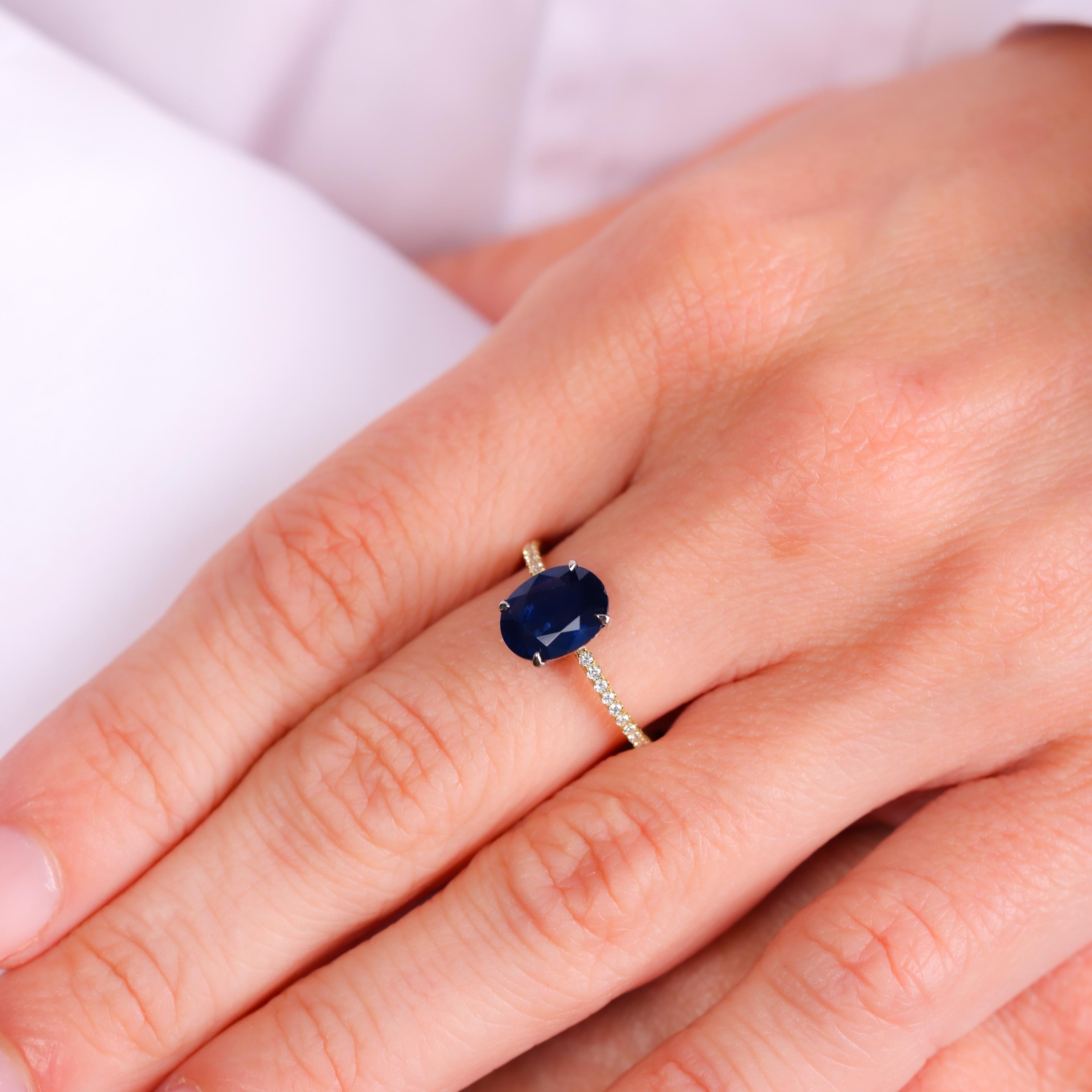 Modern 2 carat oval cut sapphire diamond 18k yellow gold ring In Excellent Condition For Sale In Beverly Hills, CA