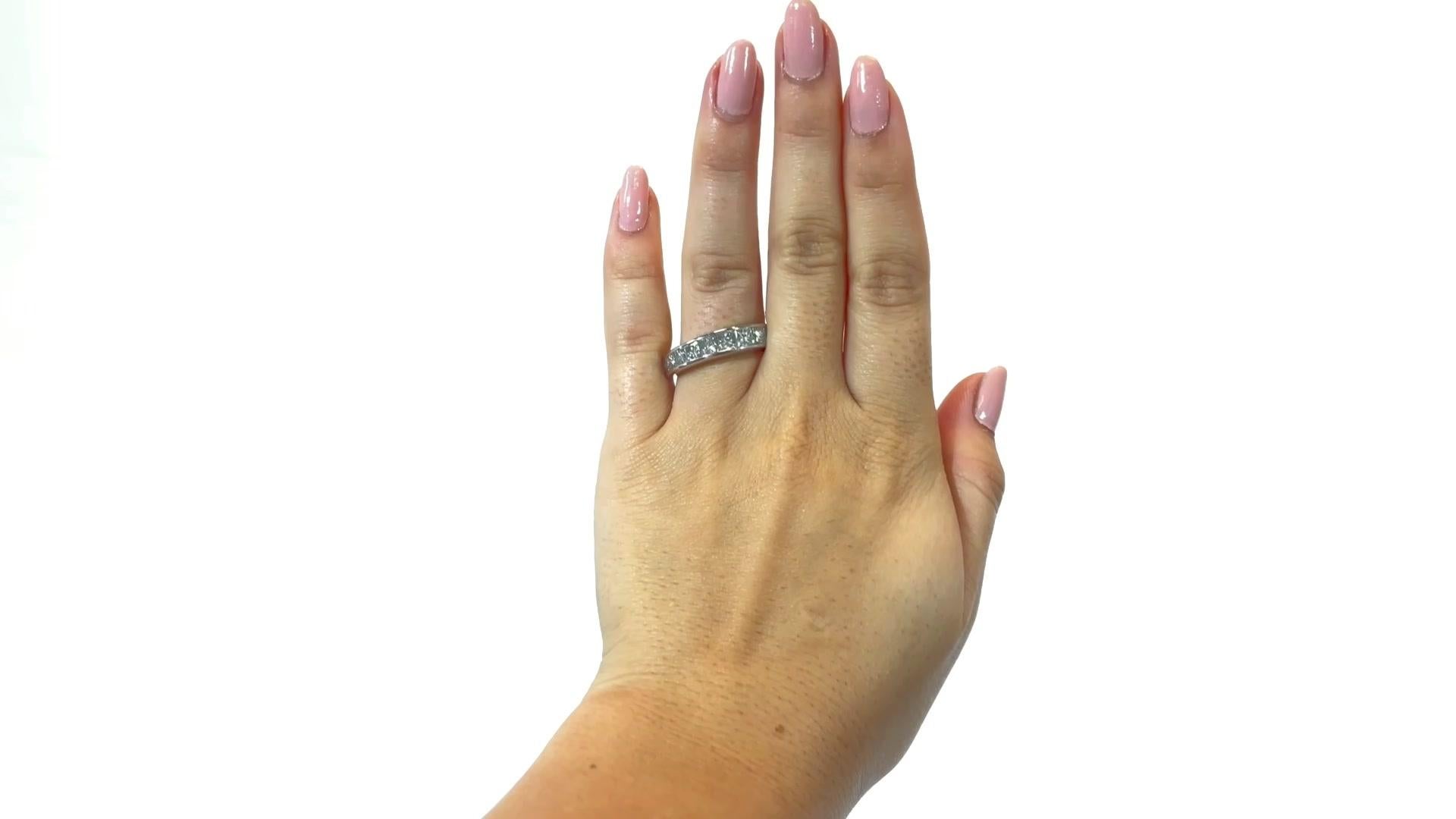 Moderna banda de oro blanco con diamantes talla princesa. Con 13 diamantes talla princesa de aproximadamente 2 quilates de color H-I y claridad VS-SI. Fabricado en oro de 14 quilates. Alrededor de la década de 2000. Talla 9 y redimensionable.