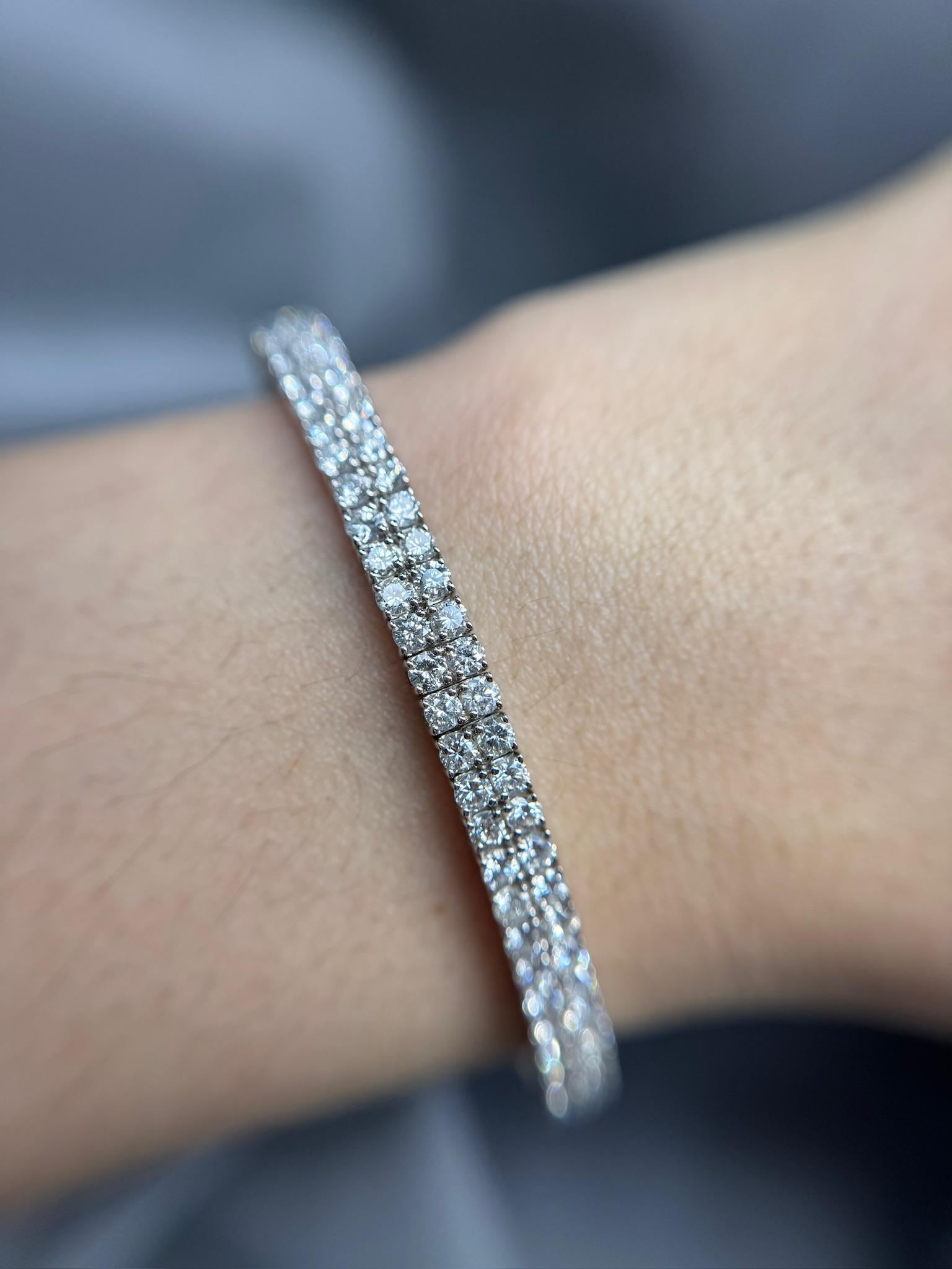 Le bracelet moderne à deux rangées de diamants présente 76 diamants ronds de taille brillant totalisant 3,88 ct (couleur G-H, pureté VS). Fabriquée en or blanc 14k et pesant 19,3 g, cette pièce d'apparat ajoute la dose parfaite d'éclat à n'importe
