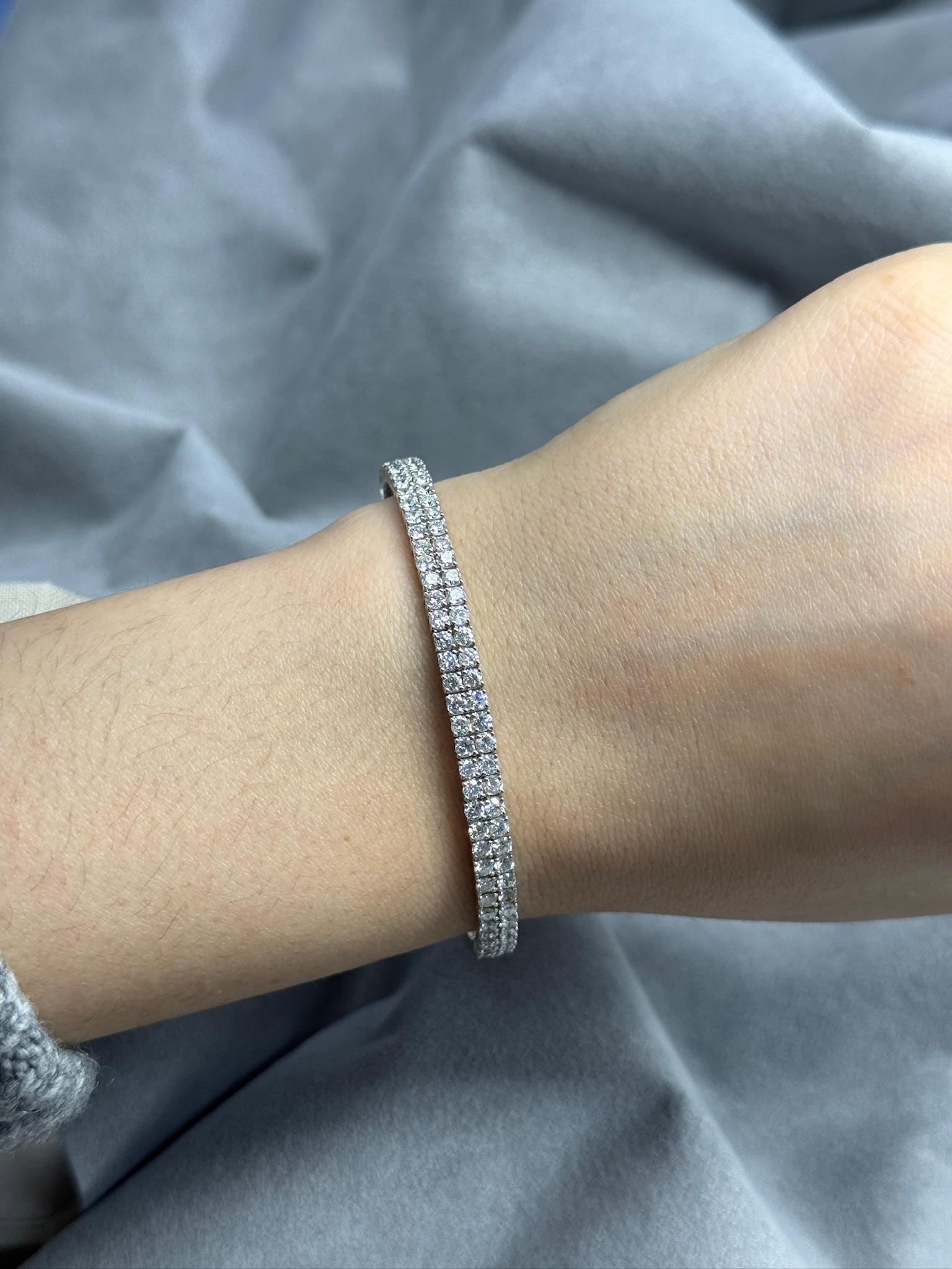 Taille ronde Bracelet jonc moderne à 2 rangées de diamants en or blanc 14 carats 3,88 carats, diamants G-H/VS en vente