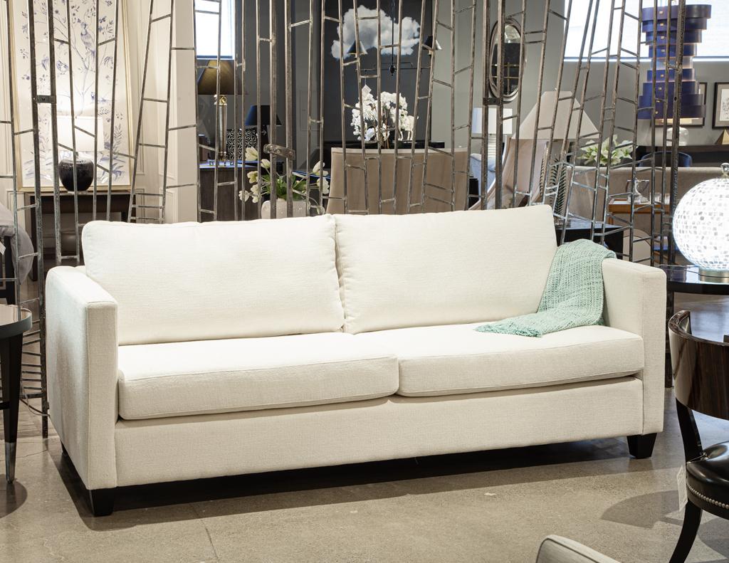 Modernes 2-Sitzer-Sofa aus cremefarbenem, strukturiertem Stoff (Kanadisch) im Angebot