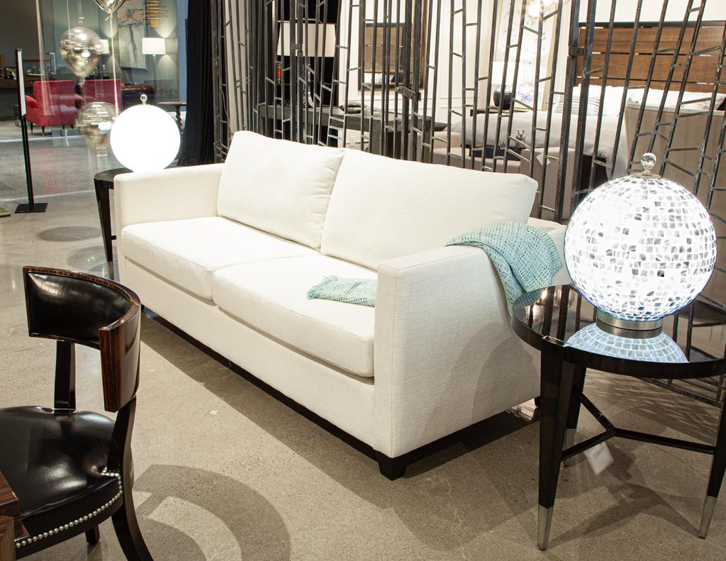 Modernes 2-Sitzer-Sofa aus cremefarbenem, strukturiertem Stoff im Zustand „Neu“ im Angebot in North York, ON