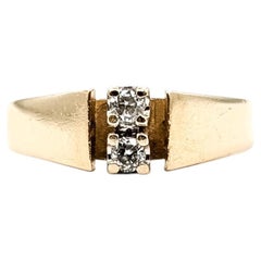 Anillo moderno de diamantes de 2 piedras en oro amarillo de 14k