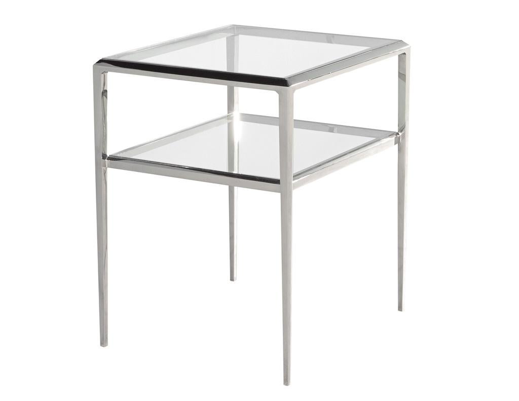 Voici notre table d'appoint moderne à 2 niveaux en acier inoxydable, un ajout frappant à tout espace de vie contemporain. Fabriquée de manière experte avec une construction entièrement métallique, cette table d'appoint arbore une finition en acier