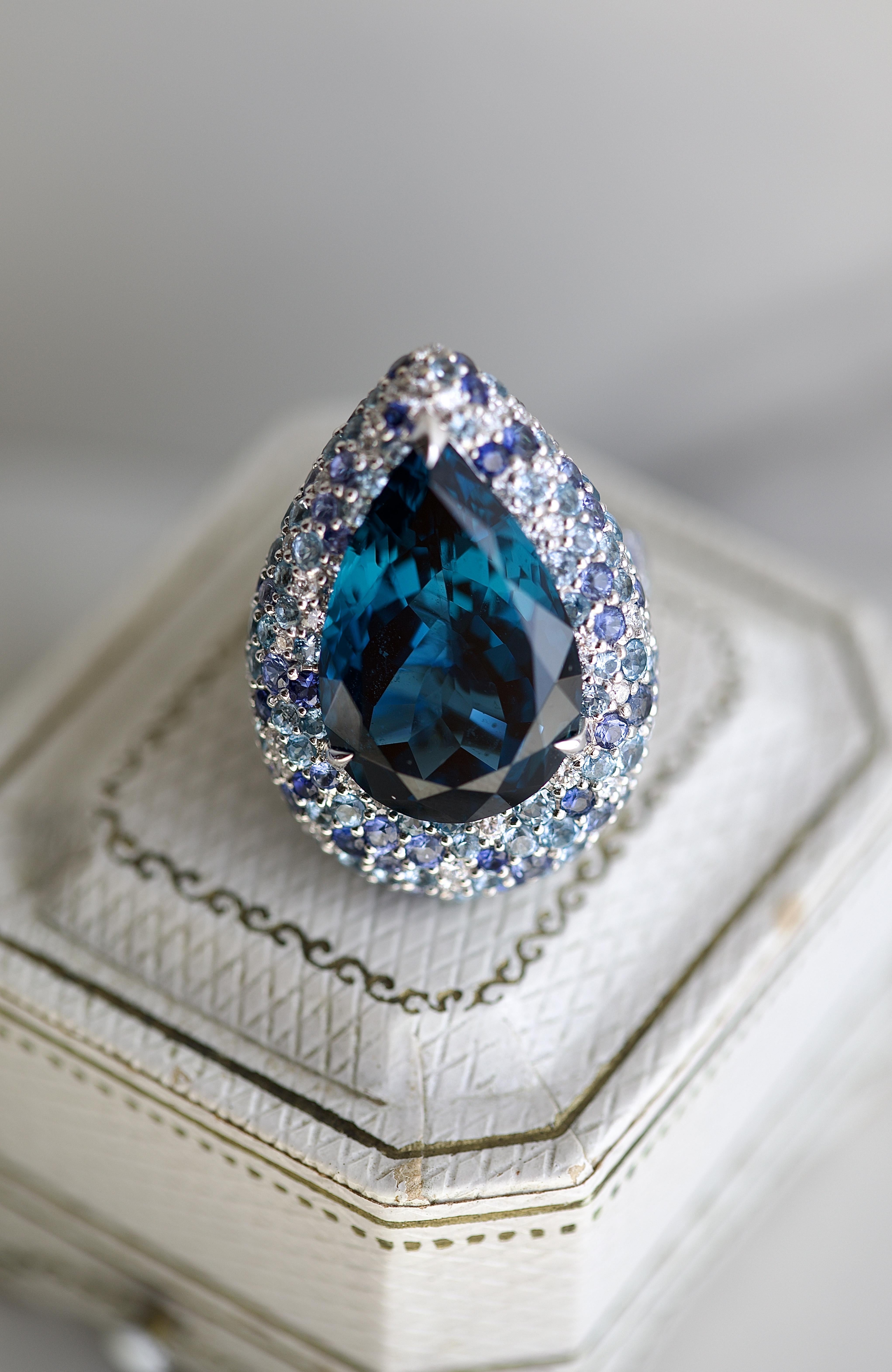 Modern 20 Carat Blue Topaz Diamond Sapphire White Gold Cocktail Ring In Excellent Condition For Sale In Beverly Hills, CA