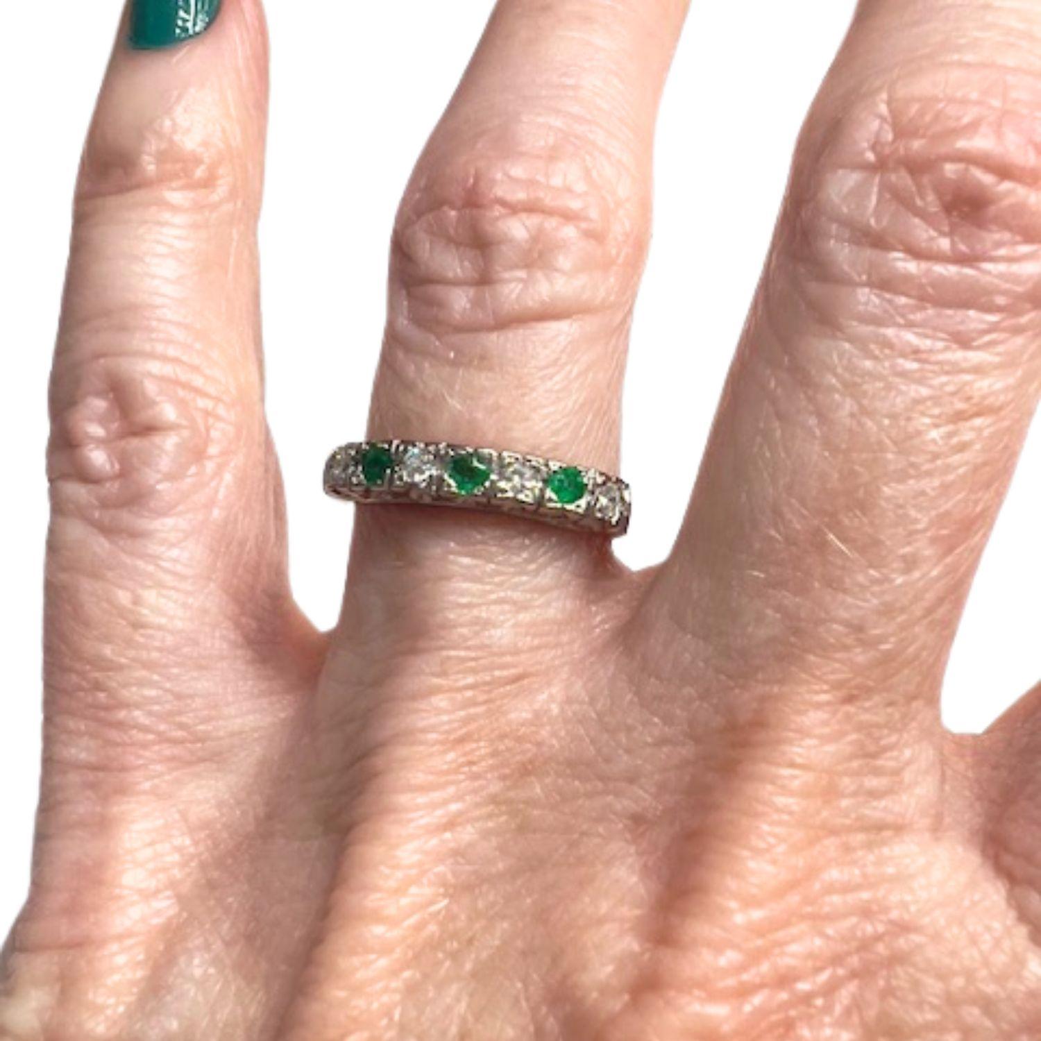 Round Cut Modern 20th Century  Diamond and Emerald gold Ring For Sale