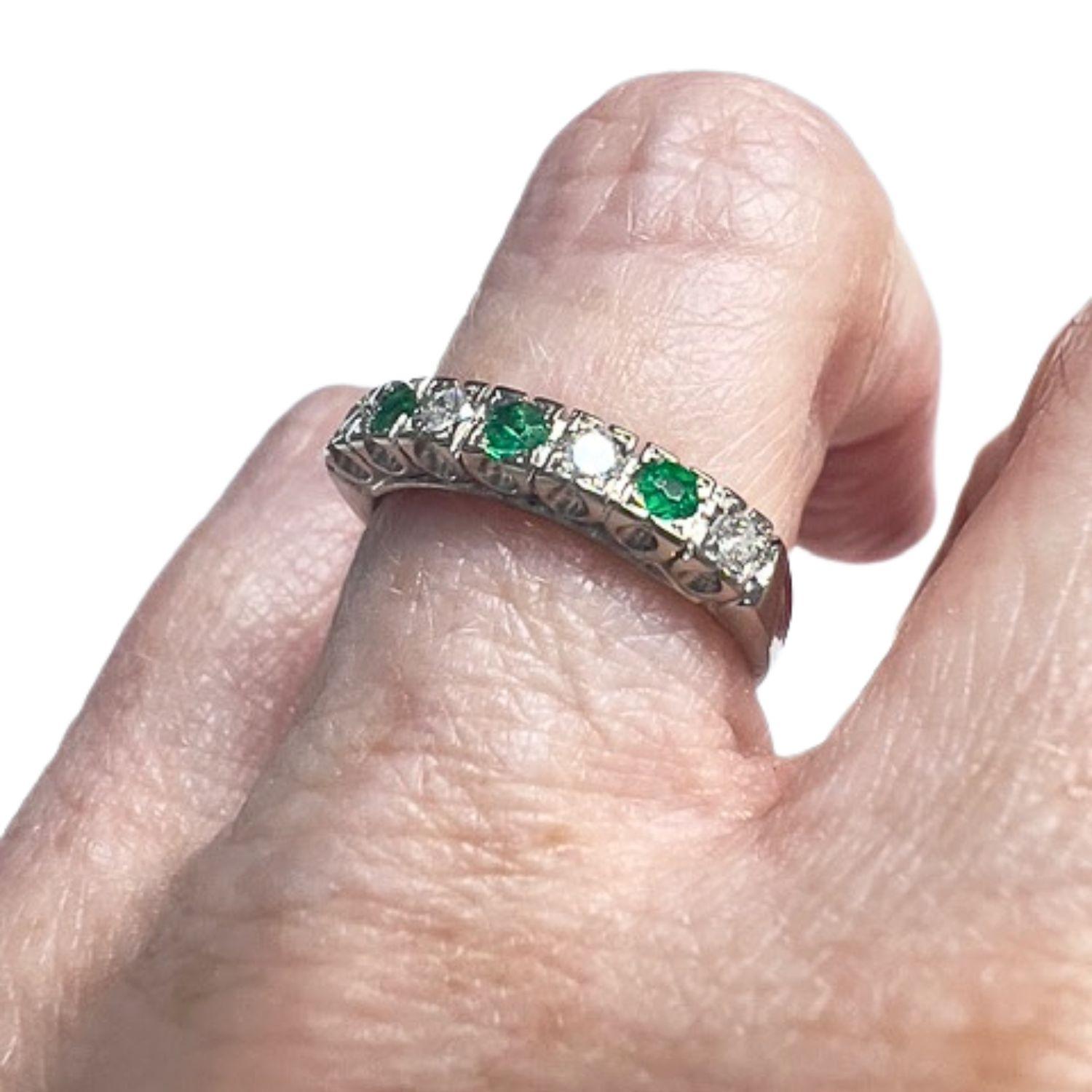 Modern 20th Century  Diamond and Emerald gold Ring In Good Condition For Sale In MADRID, ES