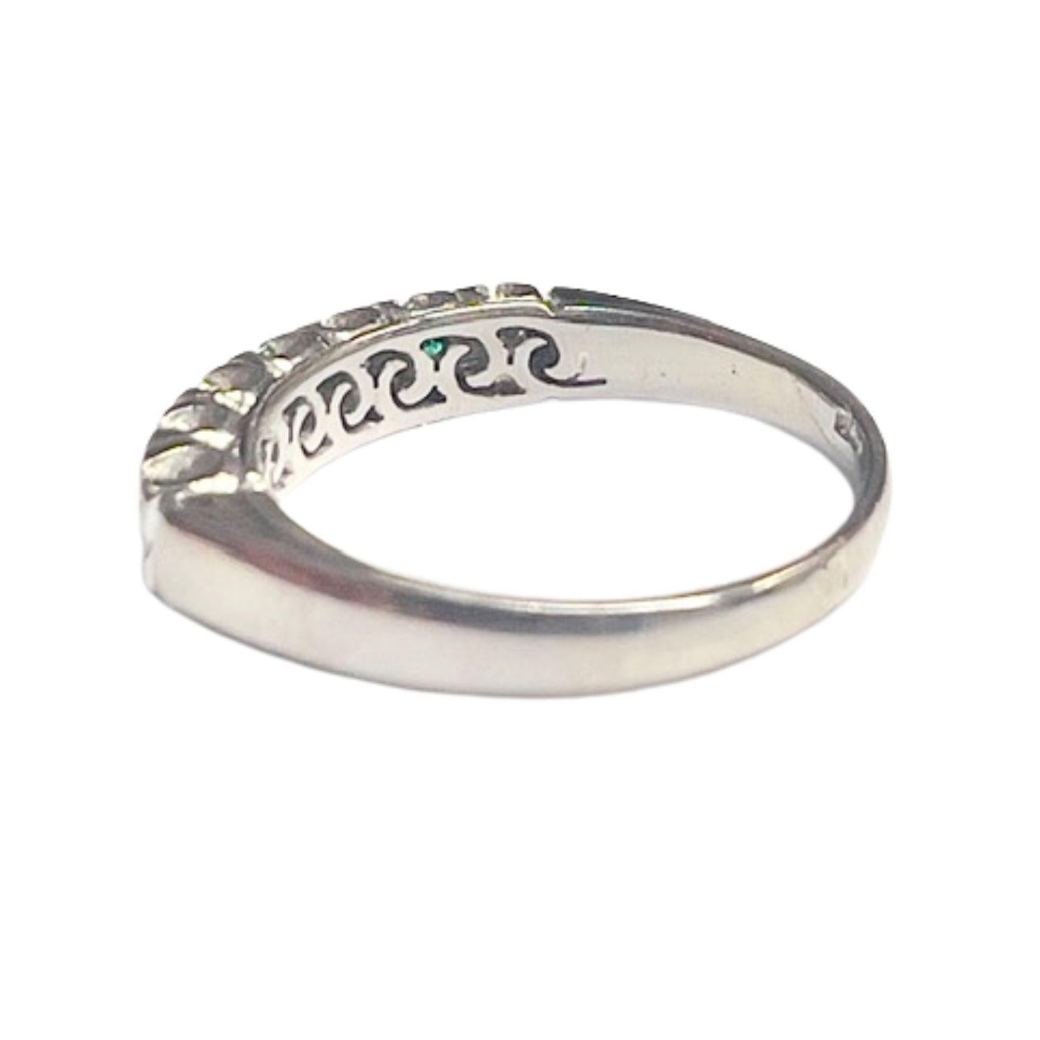 Modern 20th Century  Diamond and Emerald gold Ring For Sale 1