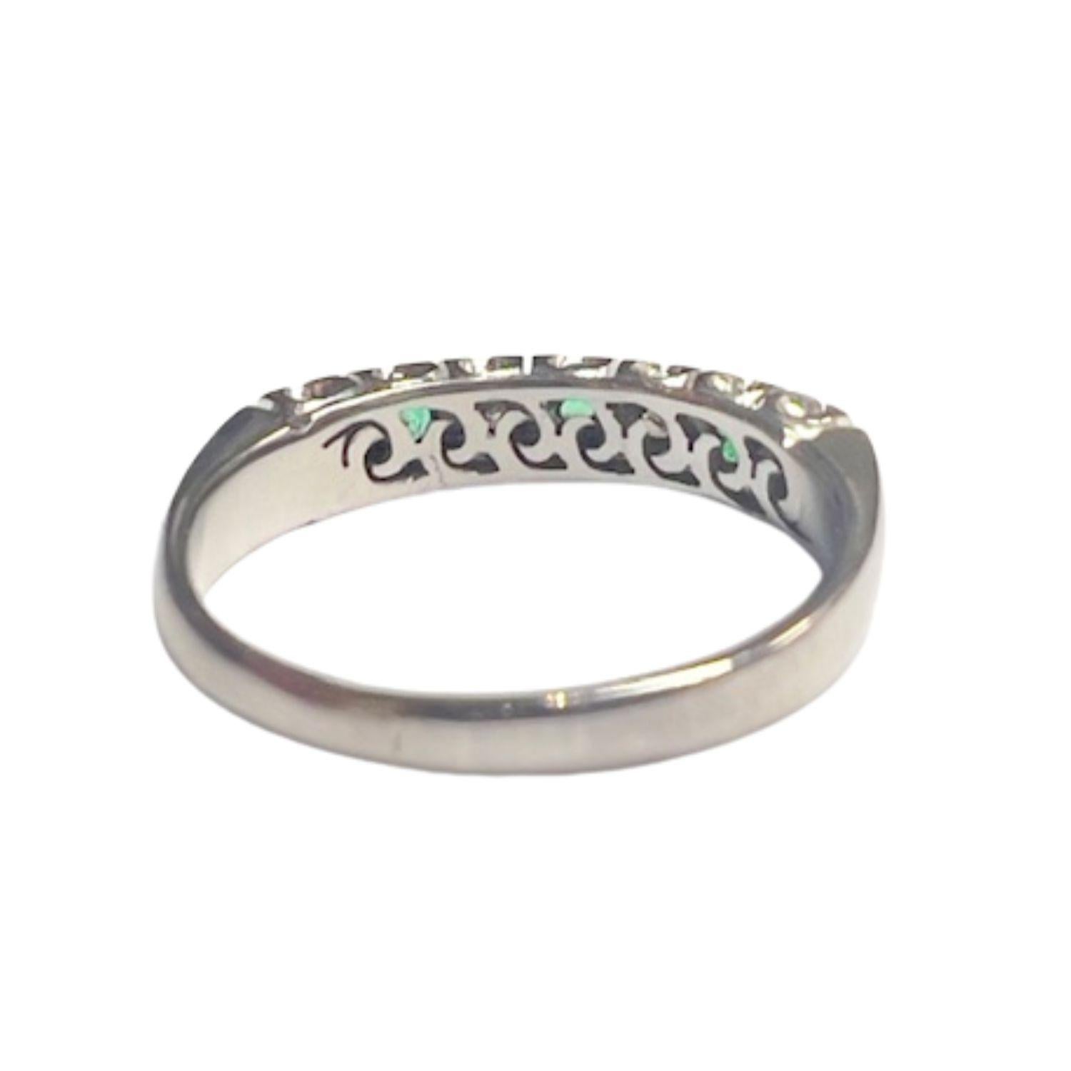 Modern 20th Century  Diamond and Emerald gold Ring For Sale 2