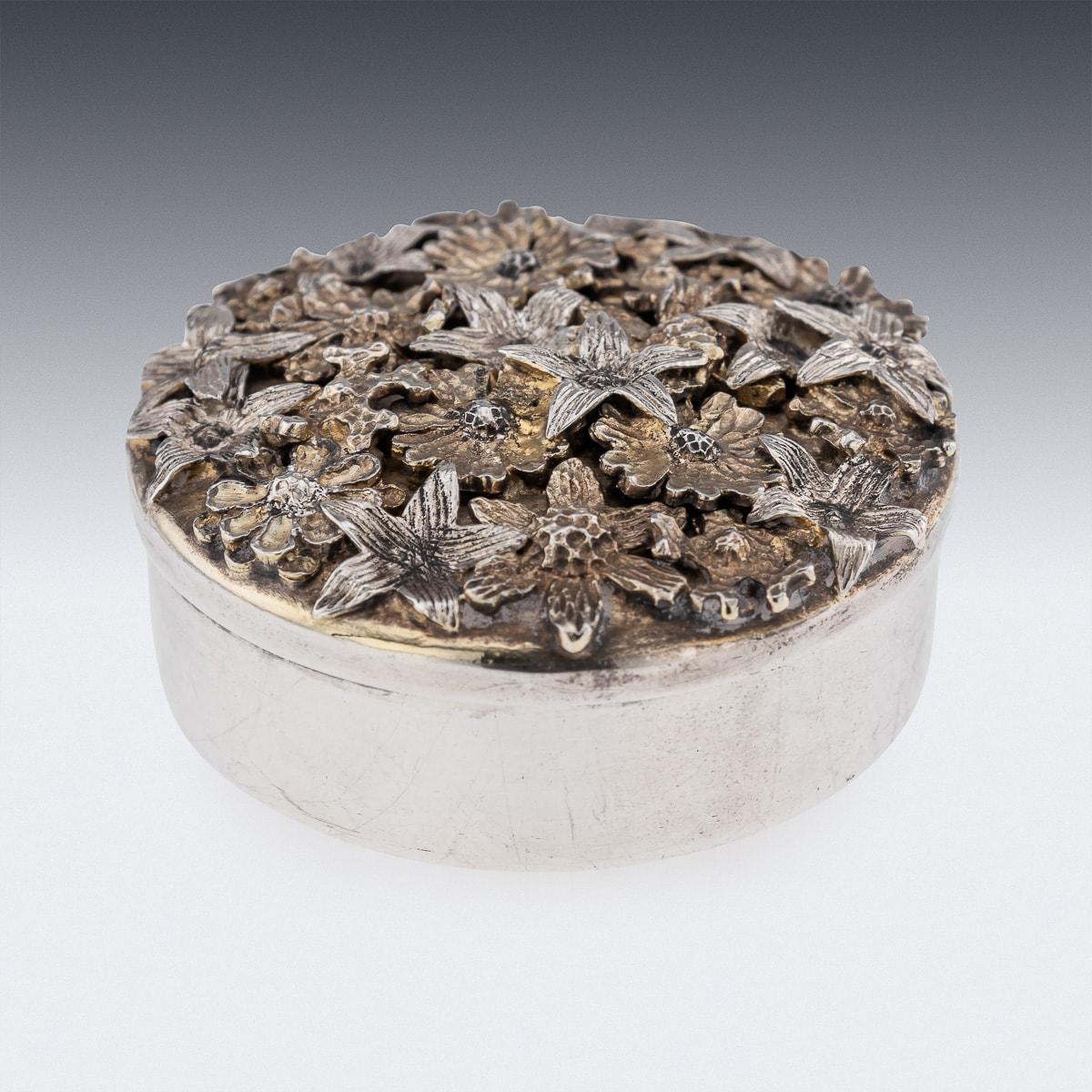 Modern 20th Century Stuart Devlin solid silver gilt trinket box, the lid applied with flowers. Hallmarked English Silver (925 Standard), London, year 1978 (D), Maker's mark S.D (Stuart Devlin).

CONDITION
In Great Condition - Wear expected with age.