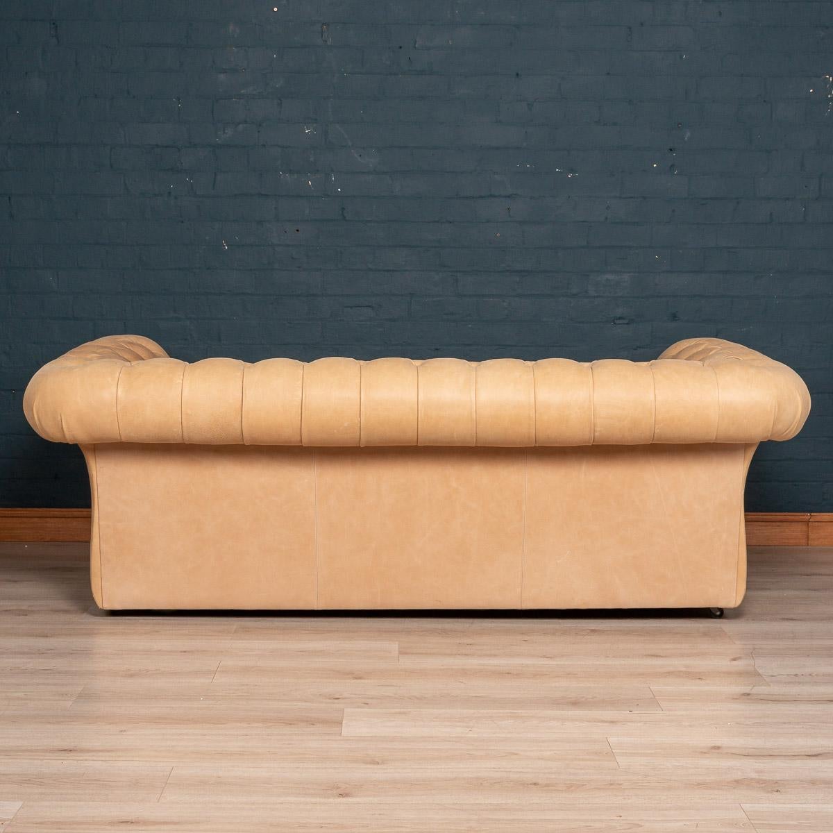 Anglais Canapé Chesterfield moderne du 21e siècle en cuir blanc, fabriqué à la main en vente