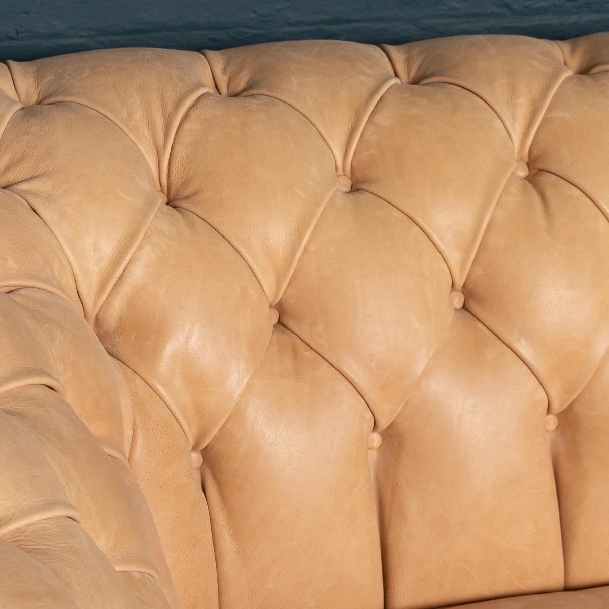 Canapé Chesterfield moderne du 21e siècle en cuir blanc, fabriqué à la main en vente 2