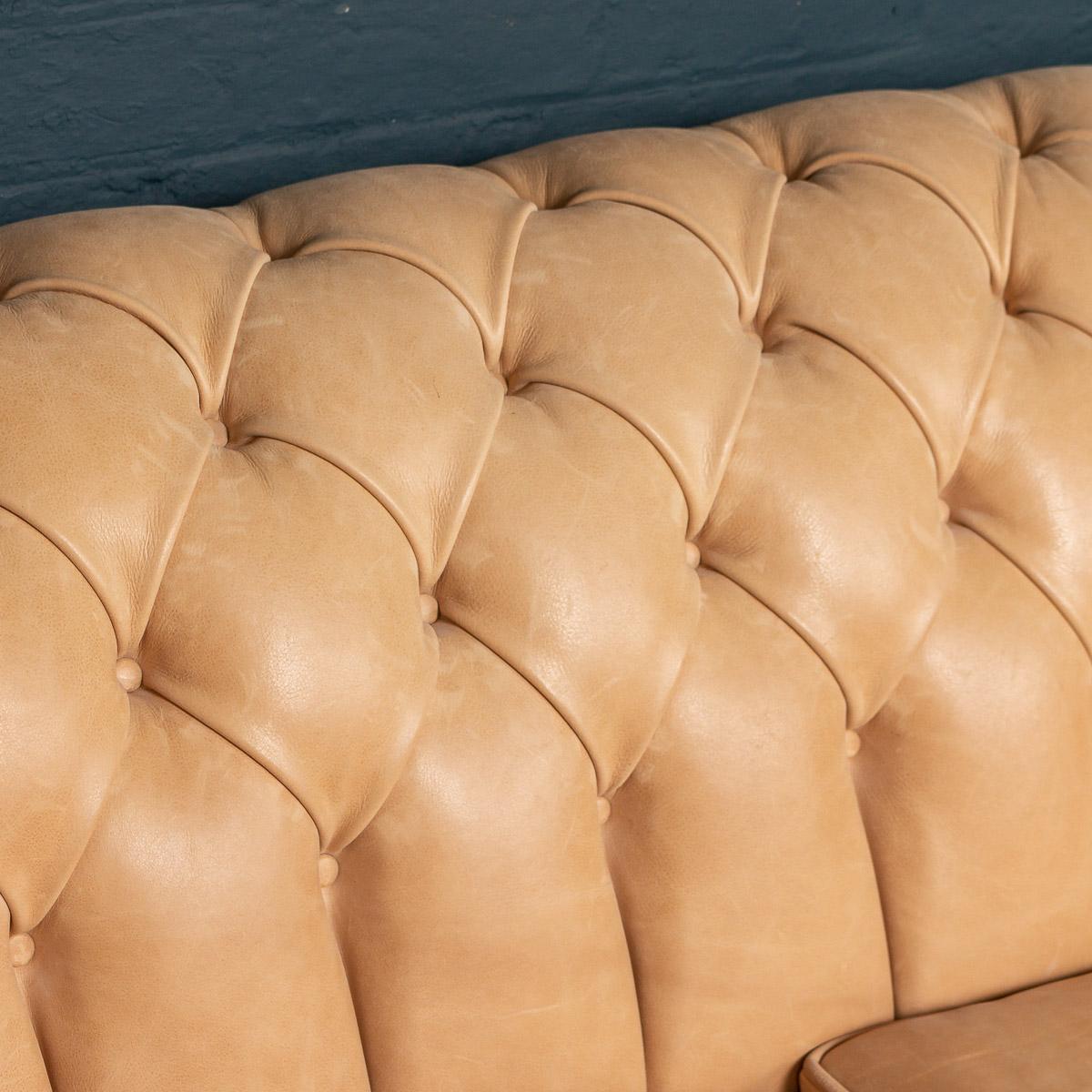 Canapé Chesterfield moderne du 21e siècle en cuir blanc, fabriqué à la main en vente 3
