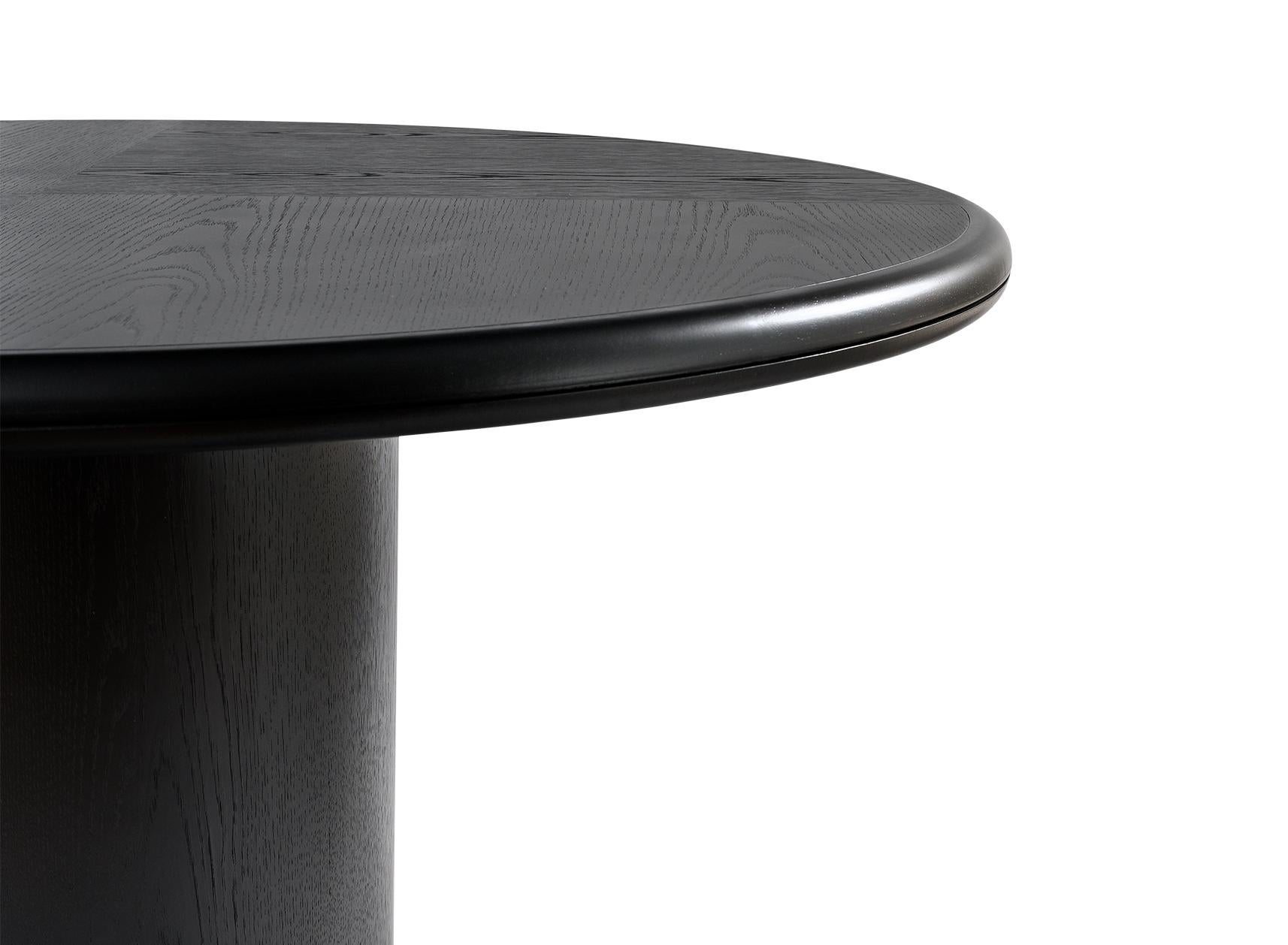 LUNE
Table de salle à manger ronde en chêne brossé noir.
Disponible en différentes dimensions.

Conçu par Buket Hoscan Bazman.