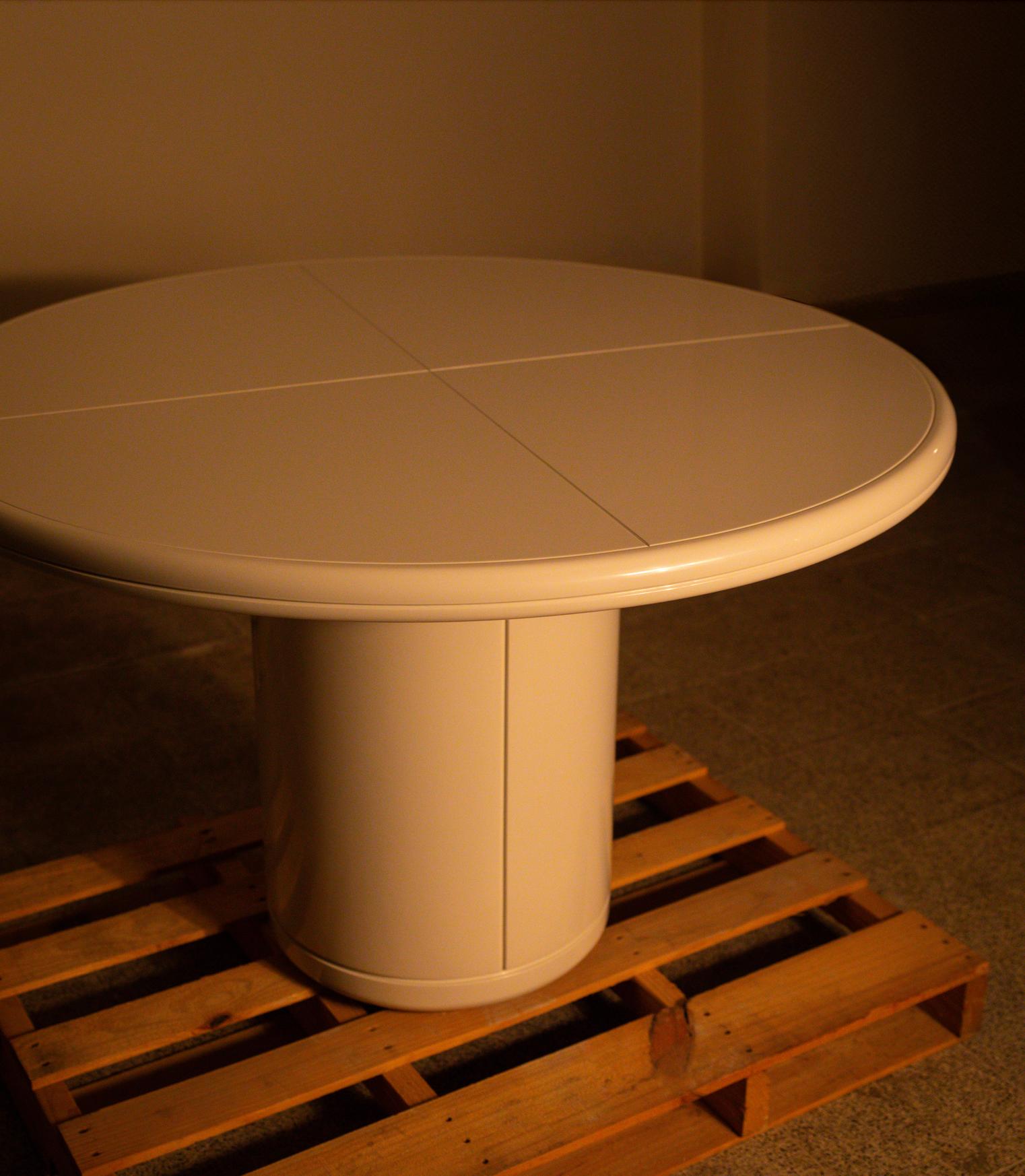 Moderne Table de salle à manger moderne du 21e siècle, en chêne, bois, ronde, laquée  en vente