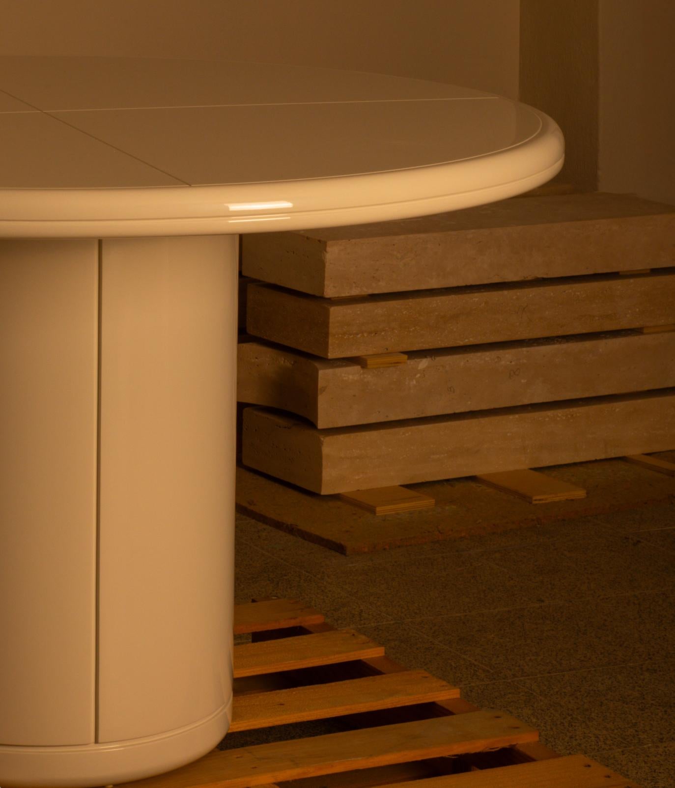 Turc Table de salle à manger moderne du 21e siècle, en chêne, bois, ronde, laquée  en vente