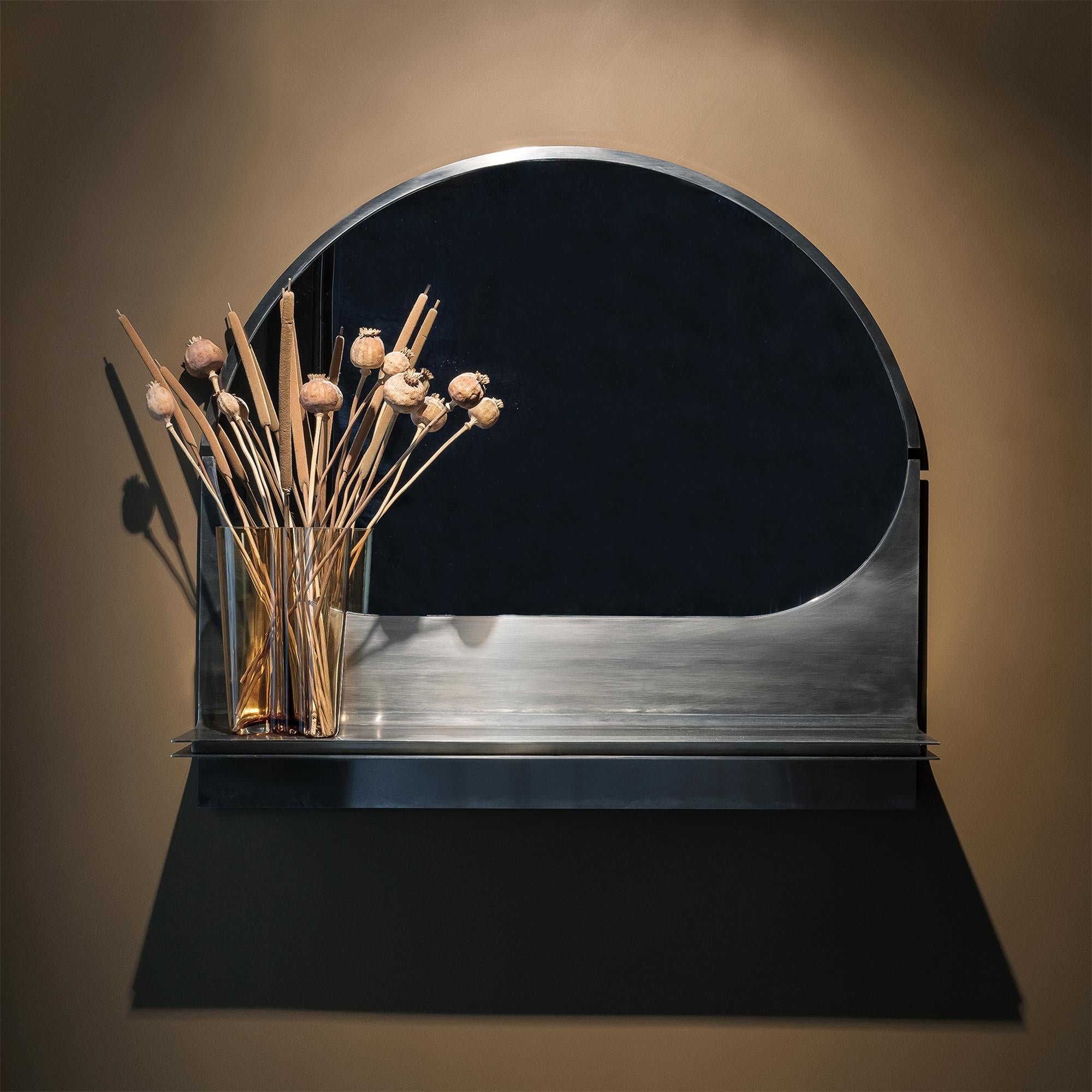 Miroir en acier inoxydable avec étagère.
Le miroir de courbure peut être utilisé comme un élément d'accueil simple et fonctionnel, notamment aux entrées.
 