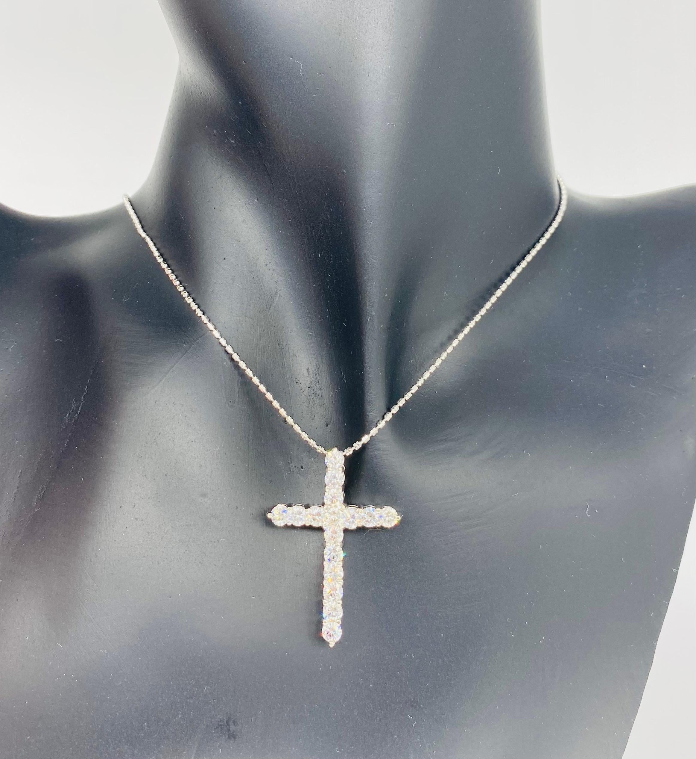 Pendentif croix moderne de 2,25 carats de diamants ronds en or blanc 14k. Les diamants sont de couleur blanche, d'une clarté limpide (environ G/SI) et très étincelants. Ils sont tous naturels à 100 %. Le pendentif pèse 5 grammes et mesure 32 mm x 33
