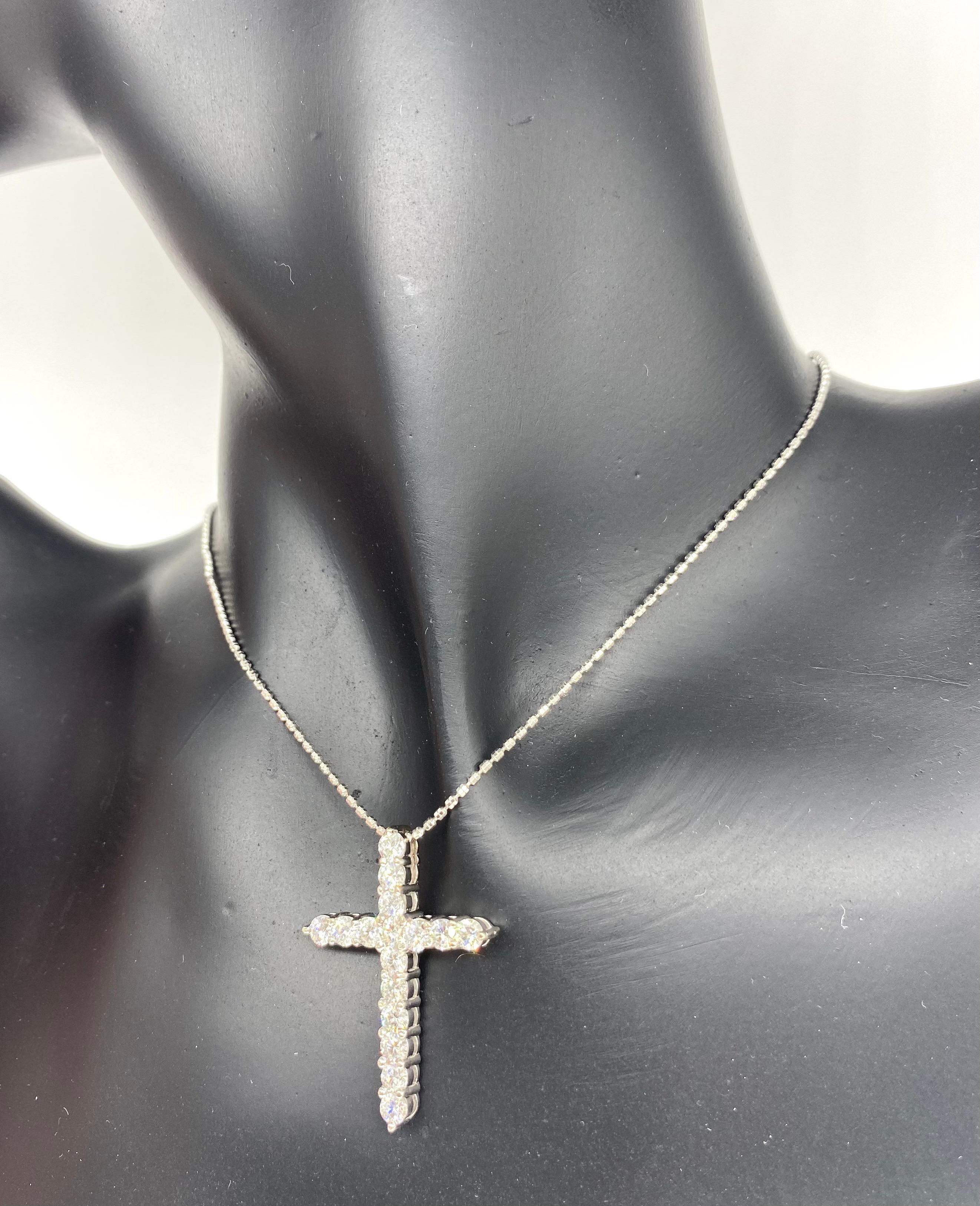 Pendentif moderne en or blanc 14 carats avec croix de diamants ronds de 2,25 carats Excellent état - En vente à Miami, FL