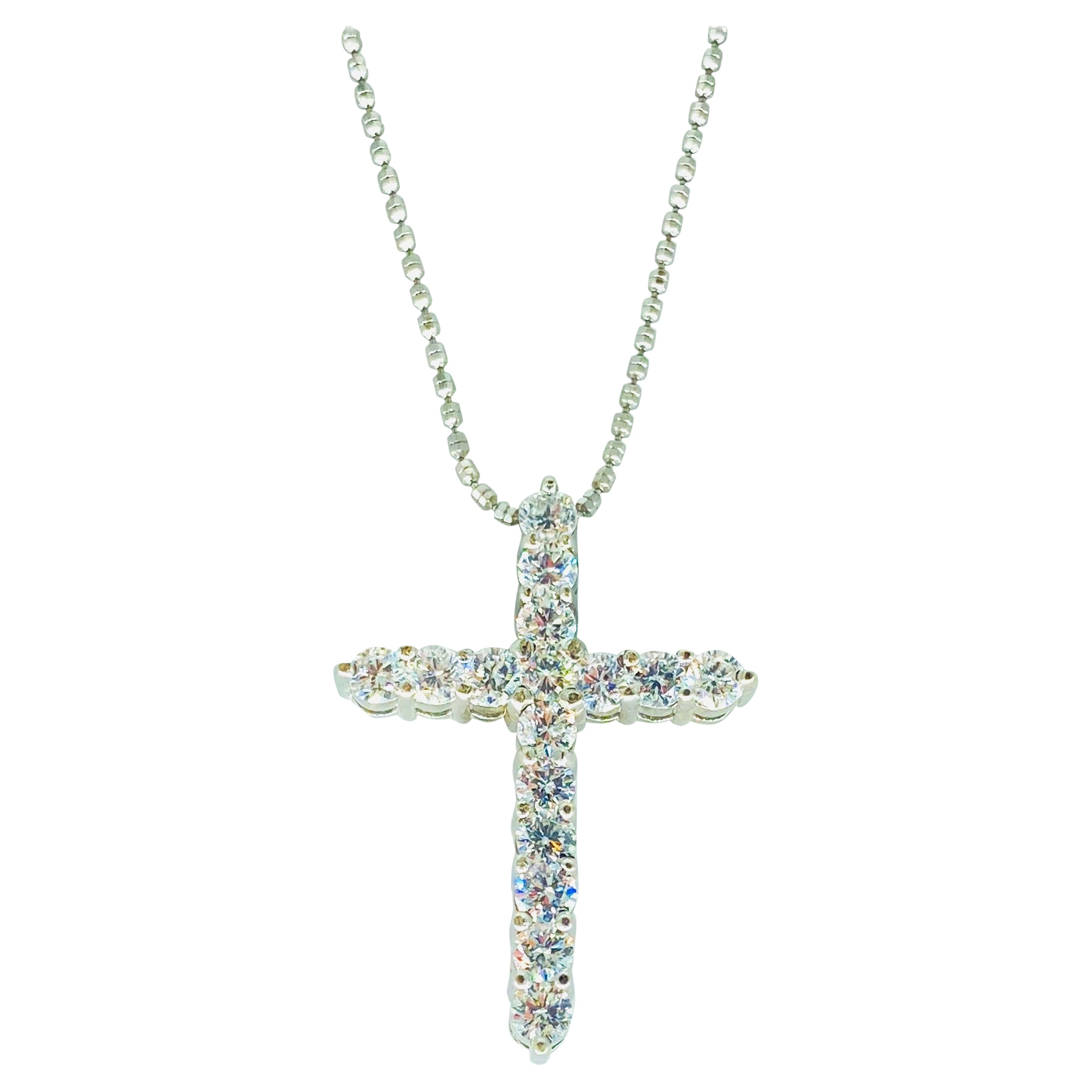 Ciondolo a croce moderno con diamanti rotondi da 2,25 carati in oro bianco 14k in vendita