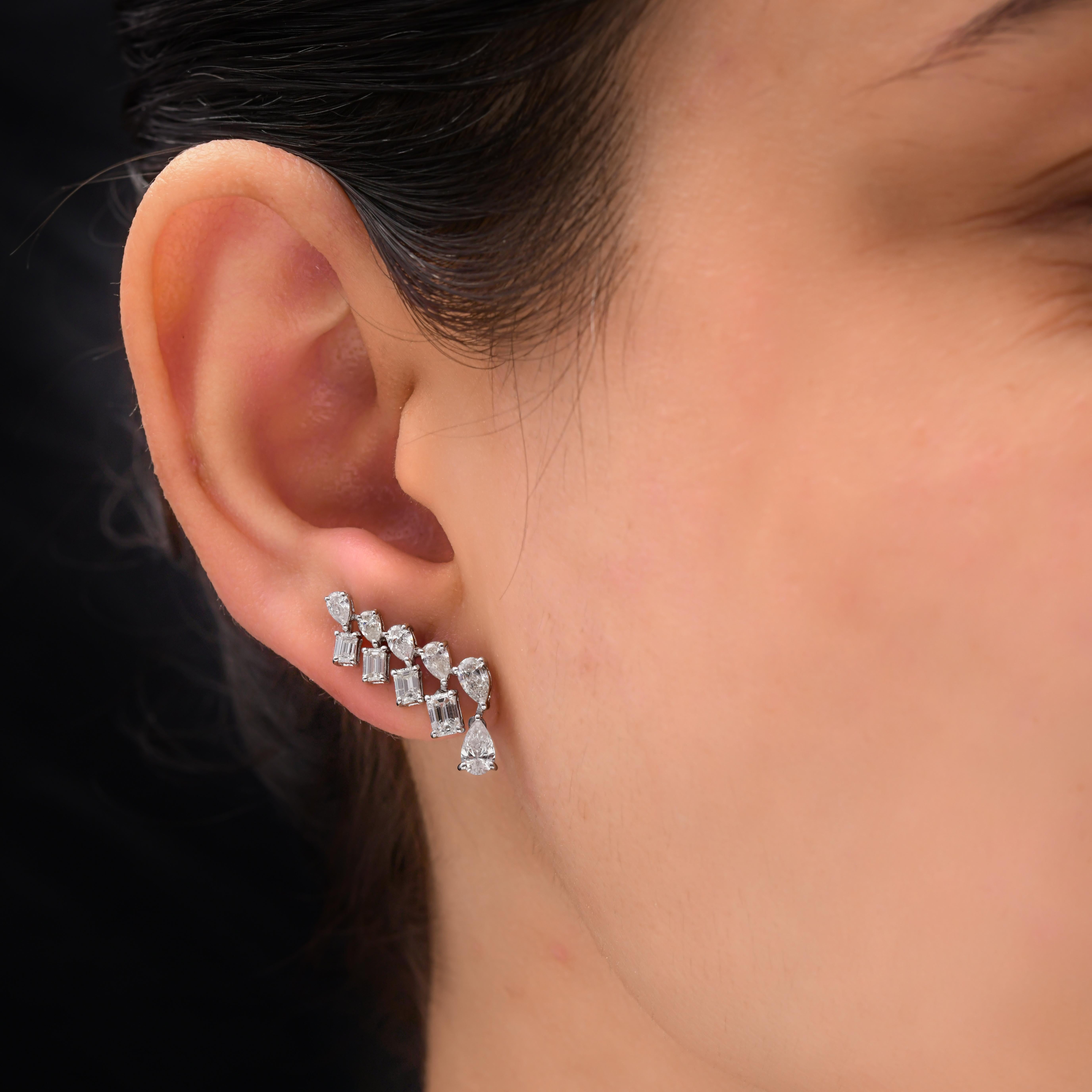 Orecchini moderni a grappolo di diamanti SI/HI da 2,26 carati in oro bianco 18 carati 
Realizzati in oro bianco massiccio 18 carati, questi orecchini seguono il contorno naturale dell'orecchio, creando una dichiarazione audace con una cascata di