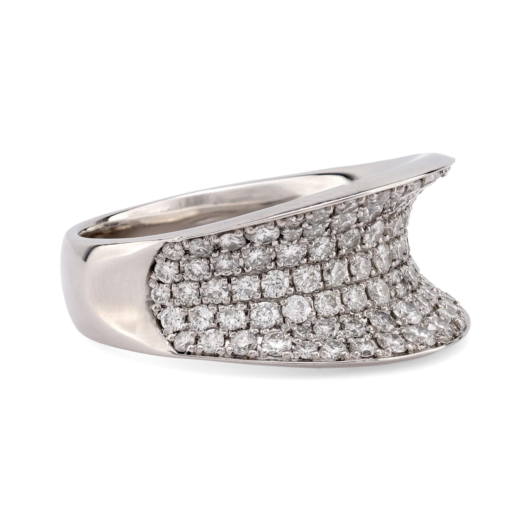 Moderne Bague cocktail moderne en platine avec diamants de 2,28 carats poids total en vente