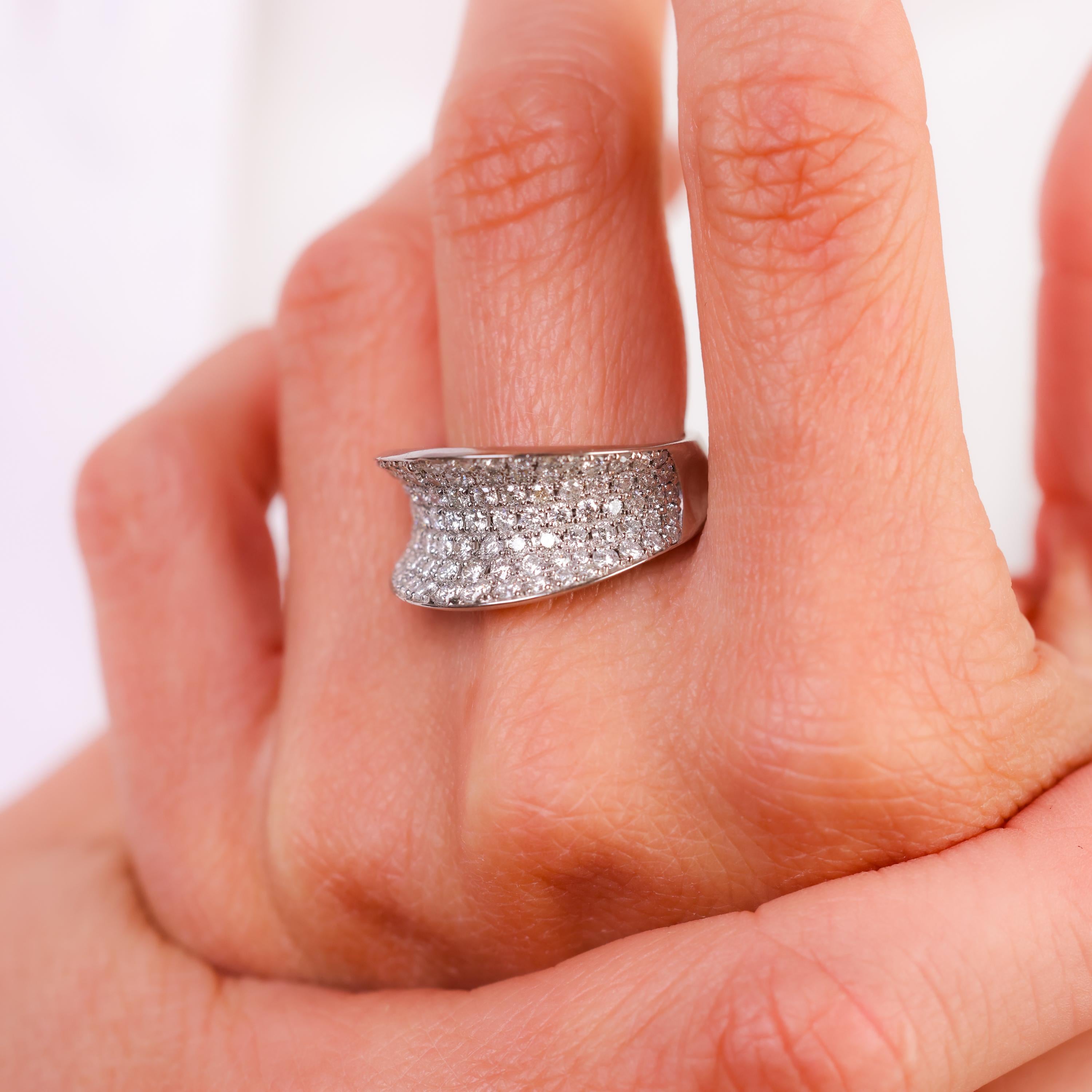 Taille brillant Bague cocktail moderne en platine avec diamants de 2,28 carats poids total en vente