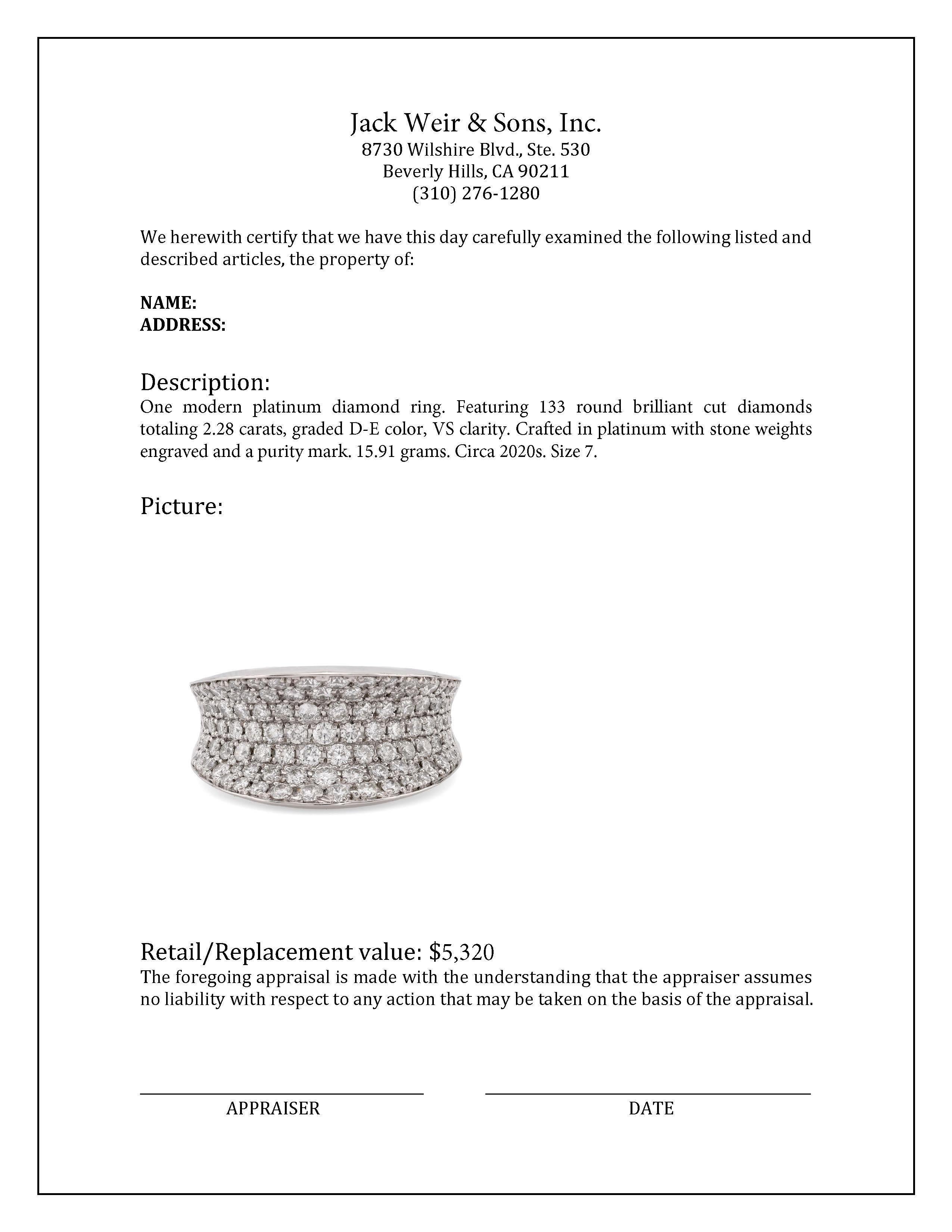 Bague cocktail moderne en platine avec diamants de 2,28 carats poids total Excellent état - En vente à Beverly Hills, CA