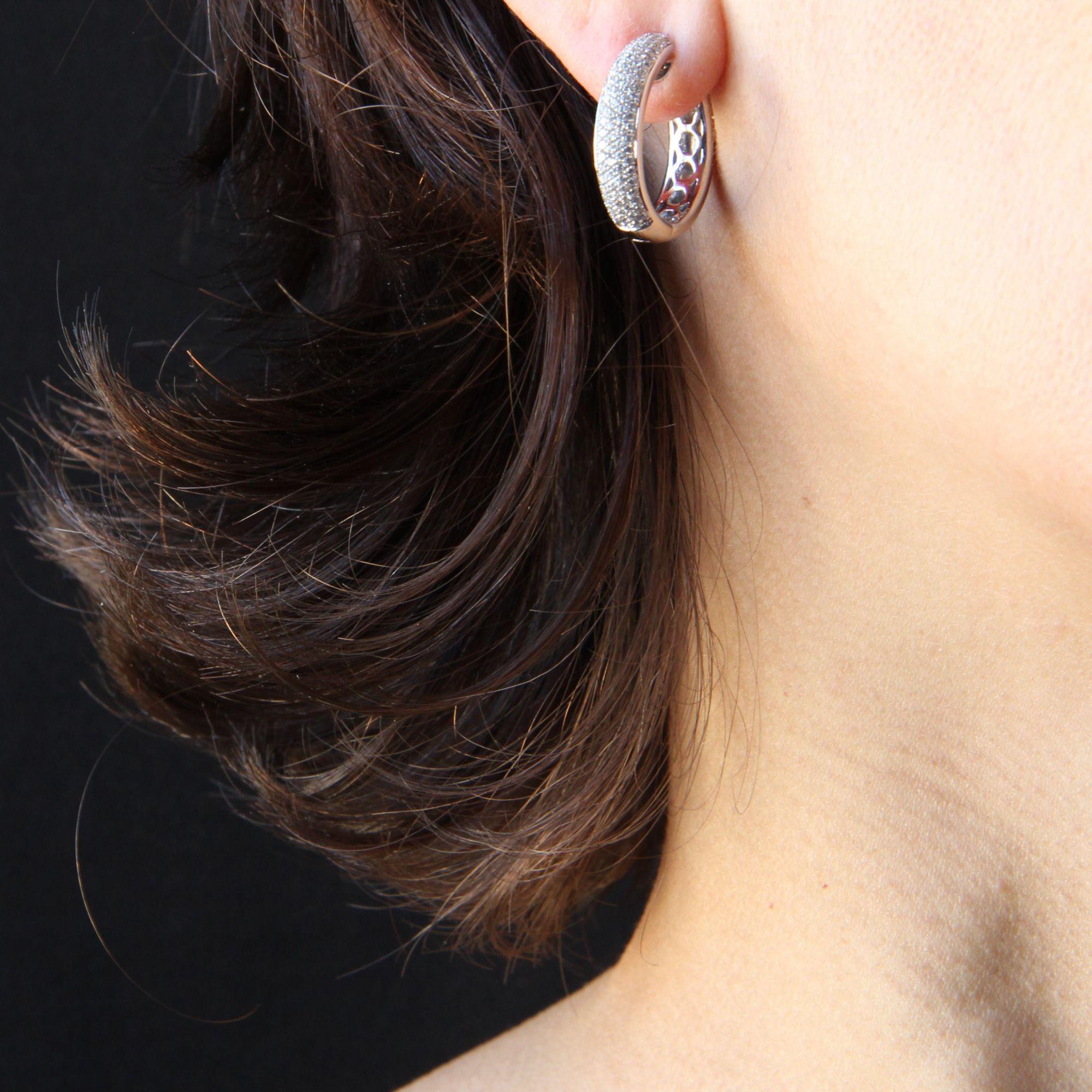 Moderne Ohrringe aus 18 Karat Weigold mit 2,30 Karat Diamanten im Angebot 1