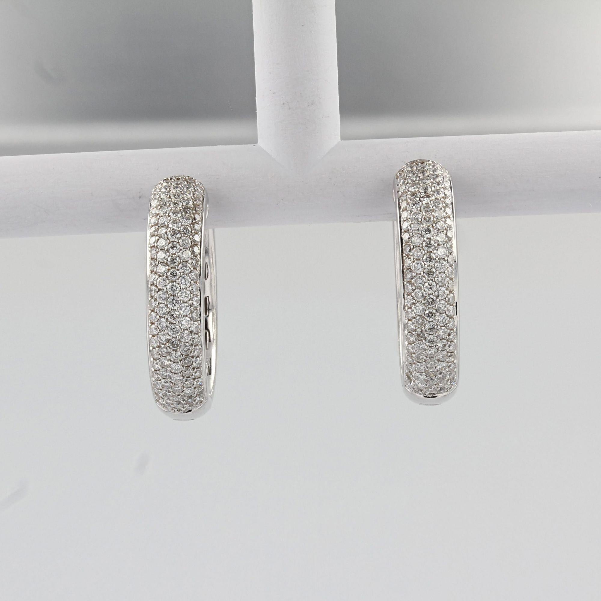 Modern 2.30 Carat Diamonds 18 Karat White Gold Earrings For Sale 2