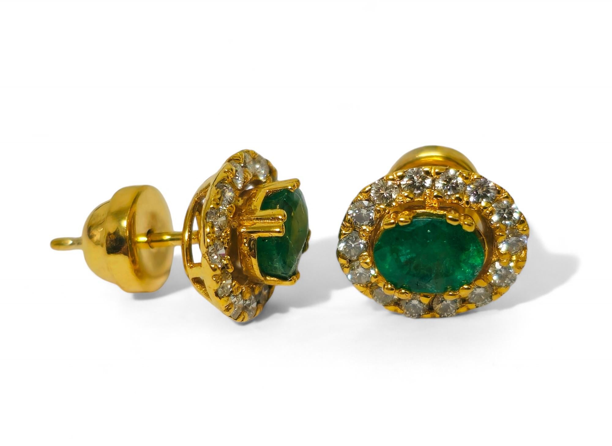 Modernos pendientes de esmeralda y diamantes de 2,50 quilates para mujer. Contemporáneo en venta