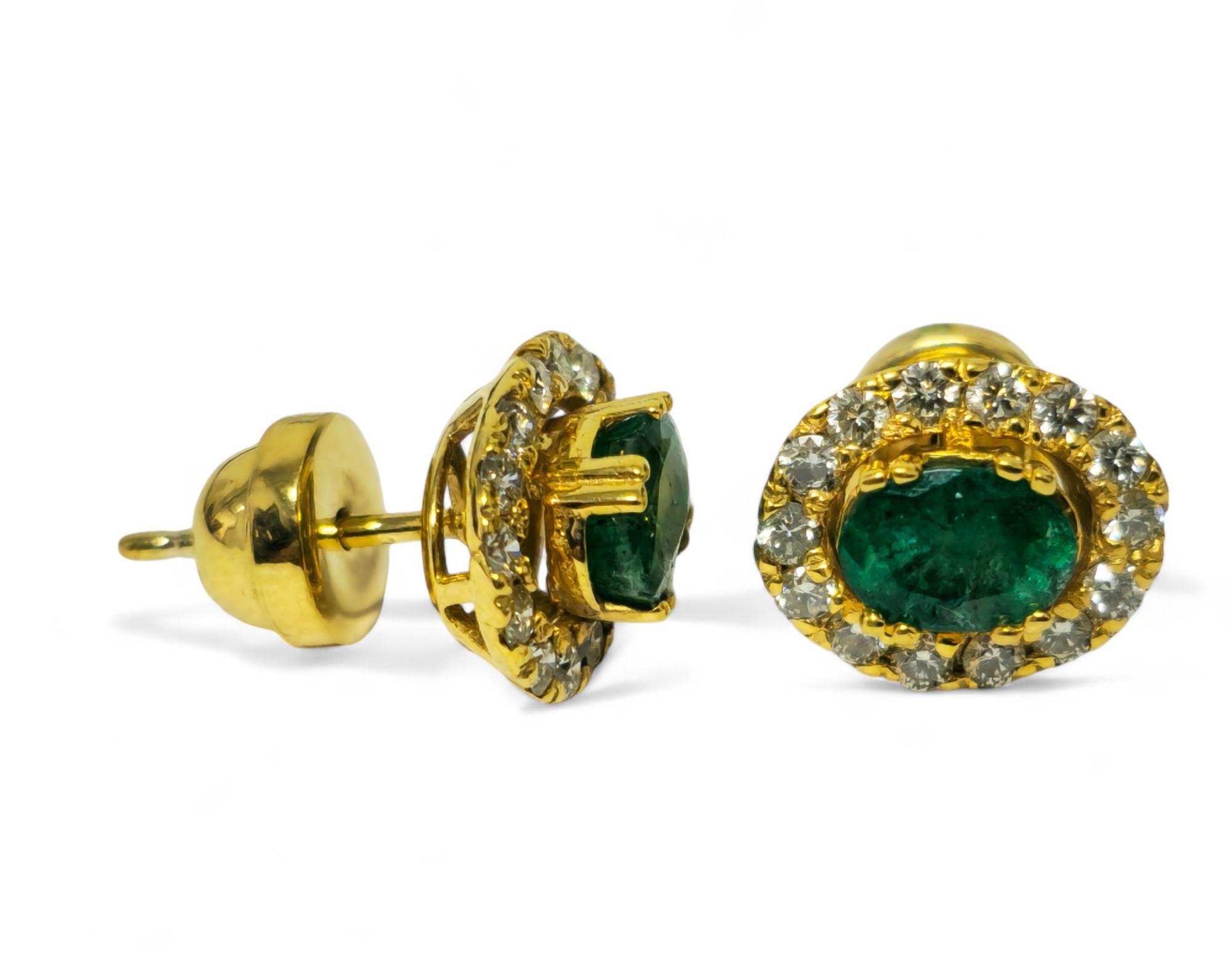 Modernos pendientes de esmeralda y diamantes de 2,50 quilates para mujer. Corte oval en venta