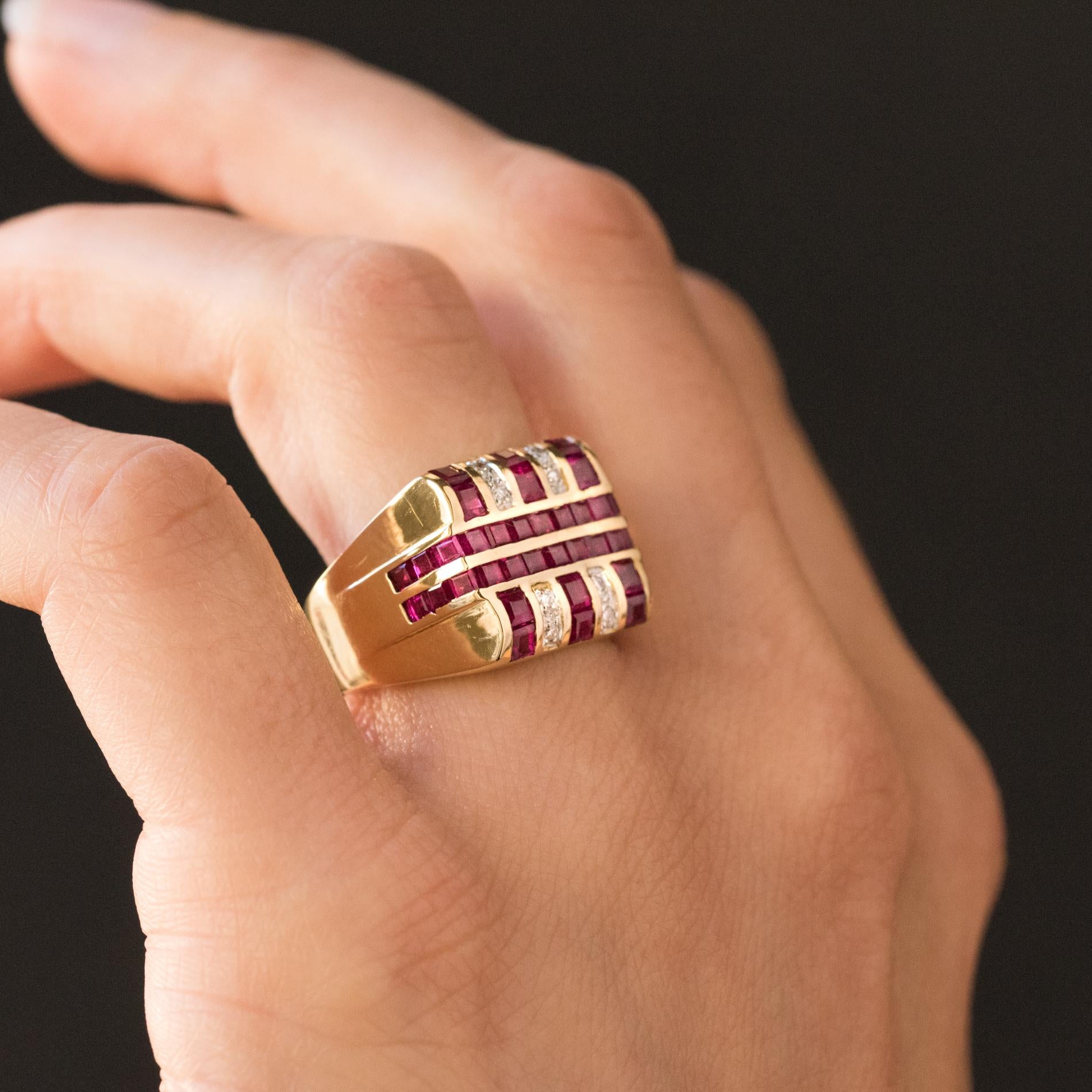 Ring aus 18 Karat Gelbgold.
Der prächtige Siegelring ist auf seinem Tablett mit kalibrierten Rubinlinien besetzt, die sich bis zum Anfang des Rings fortsetzen und mit Linien von Diamanten im Brillantschliff durchsetzt sind.
Gesamtgewicht der