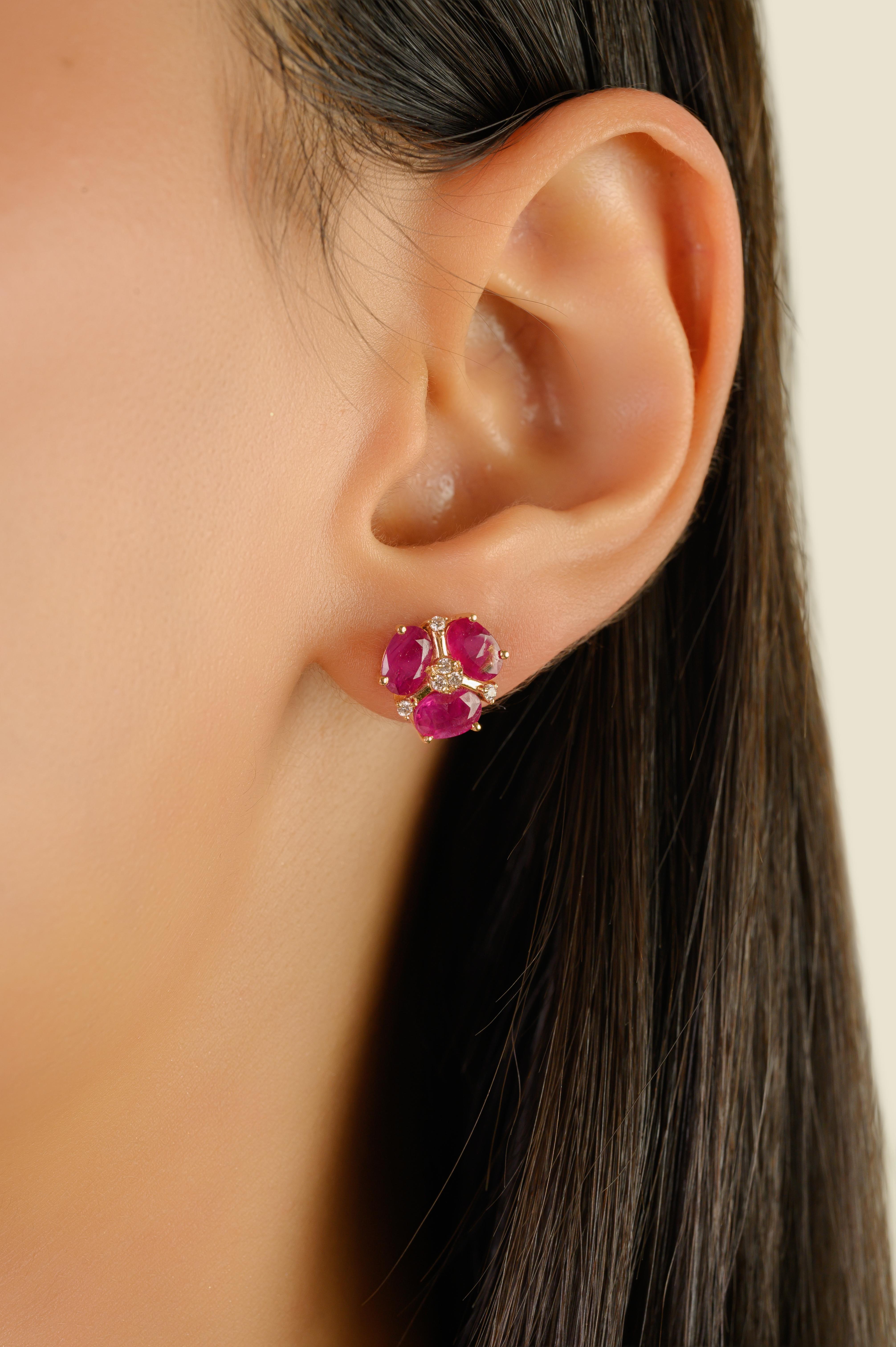 Boucles d'oreilles modernes en or jaune 14 carats de 2,98 ct de rubis naturel et de diamants en grappe en vente 2