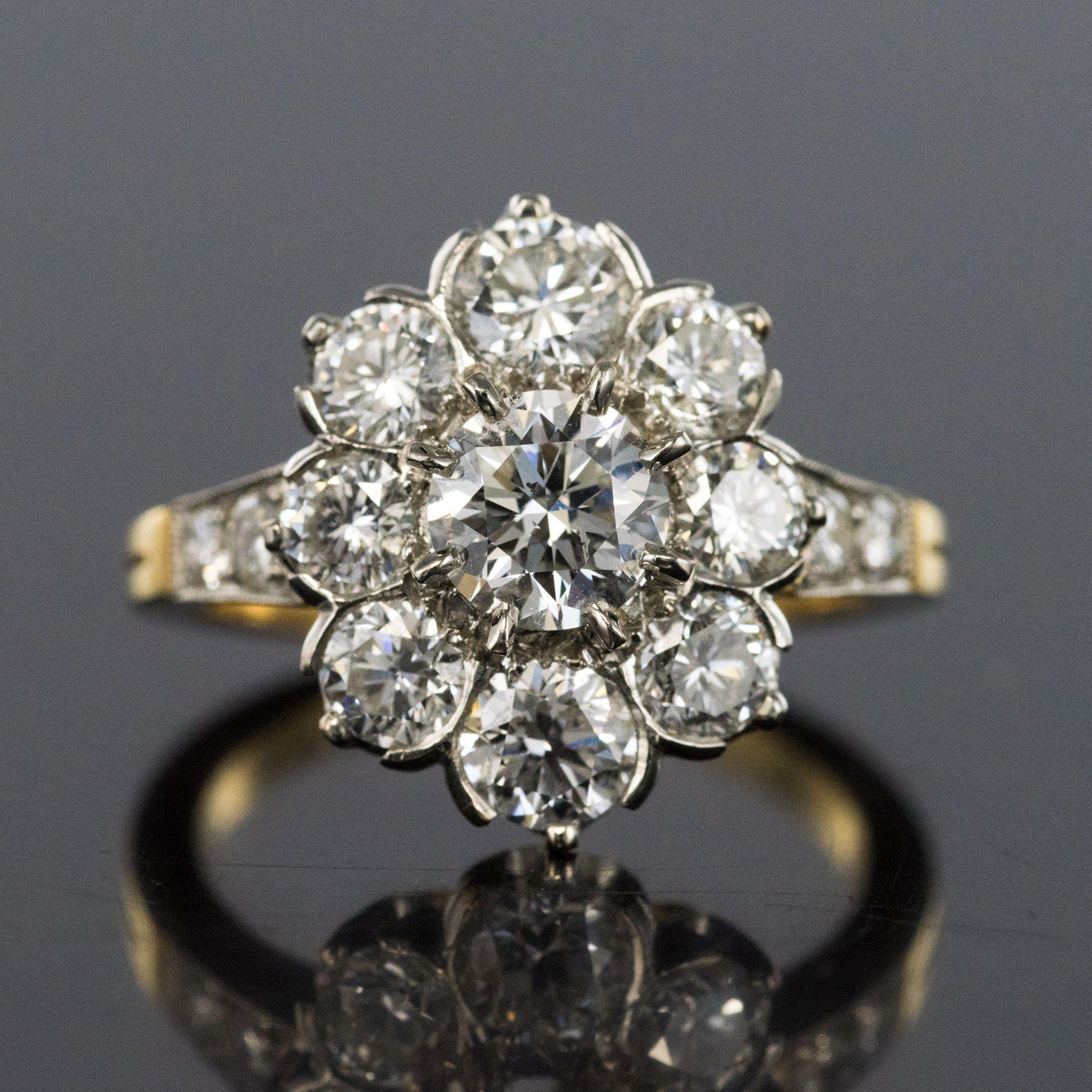 Brilliant Cut Modern 3, 18 Carats Diamonds 18 Karat Yellow Gold Platinum Daisy Ring For Sale
