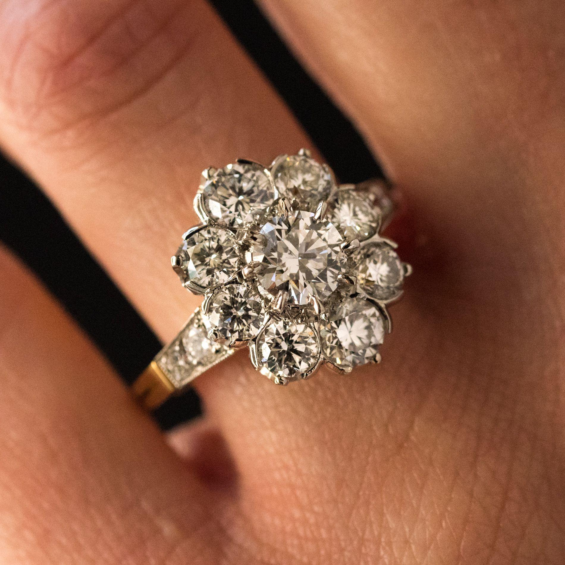 Modern 3, 18 Carats Diamonds 18 Karat Yellow Gold Platinum Daisy Ring For Sale 2